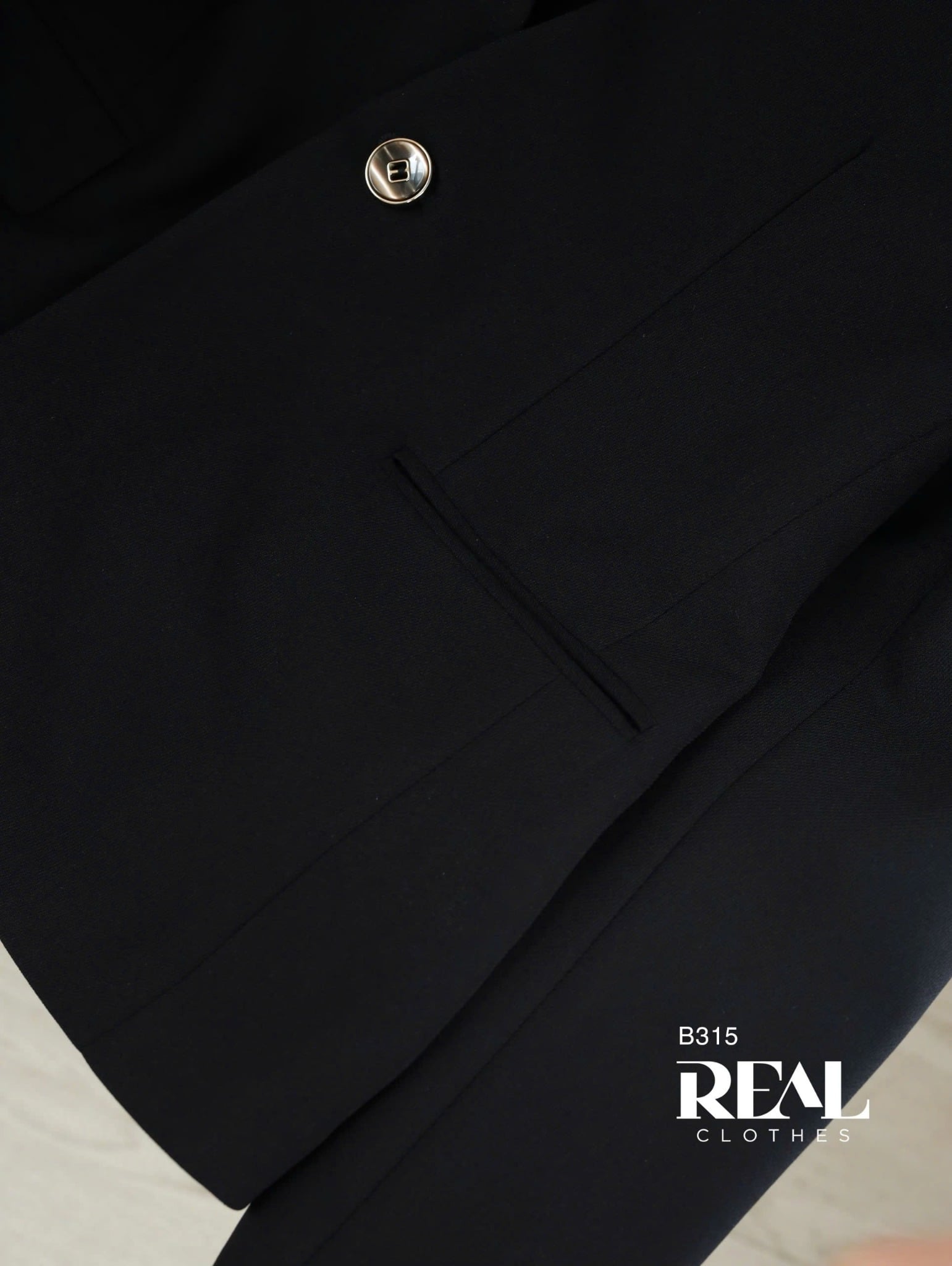 Blazer cổ tim đen SALE