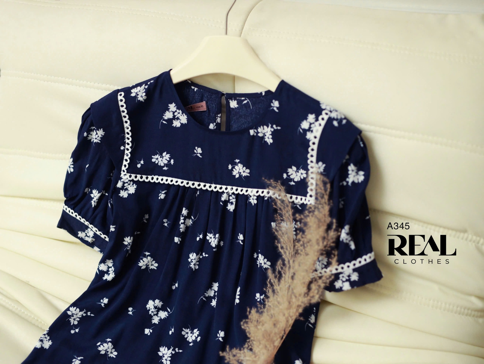 Áo cổ vuông hoa xanh