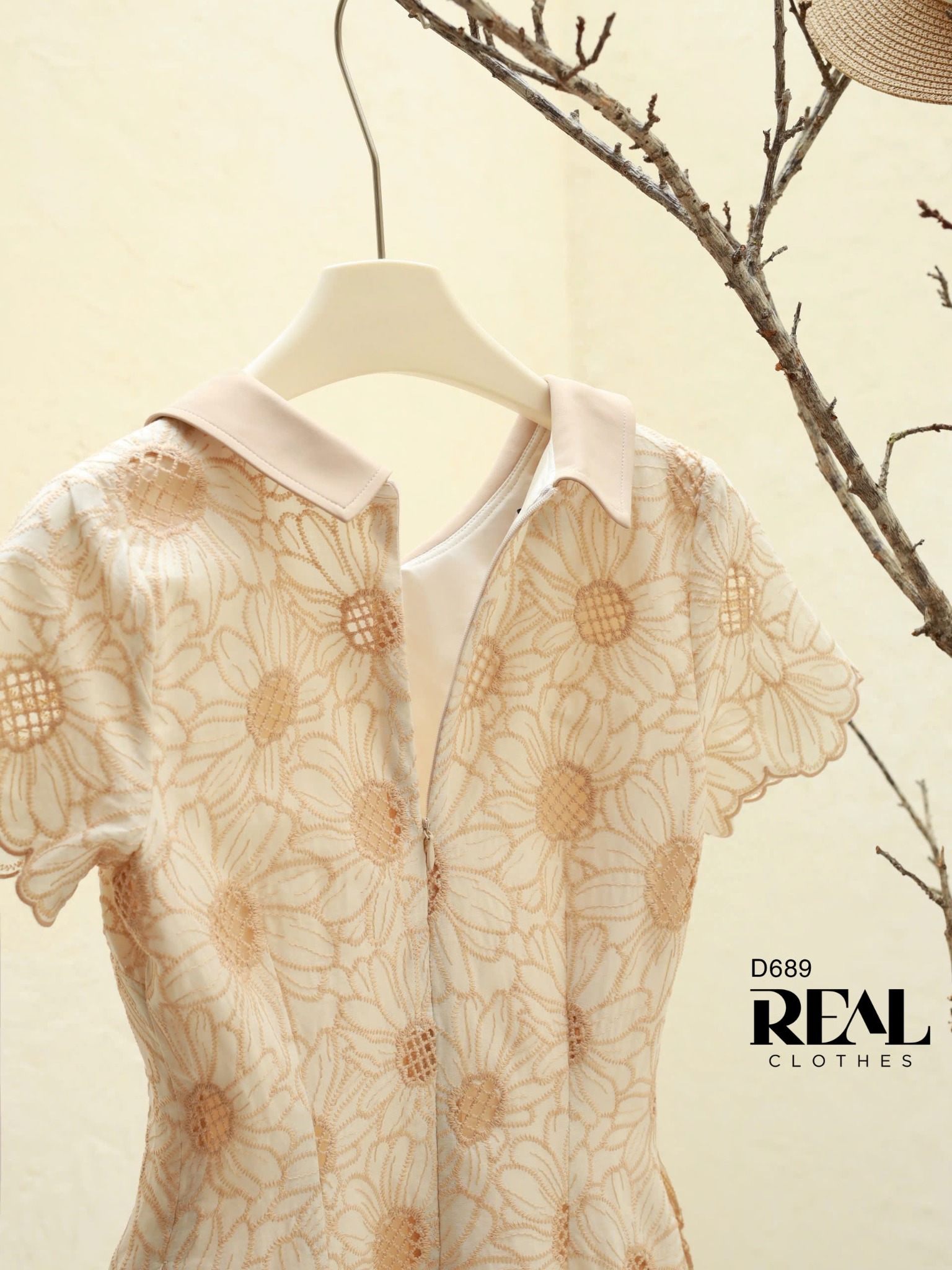 Đầm suông ren tay đủ cổ lá sen hoa kem