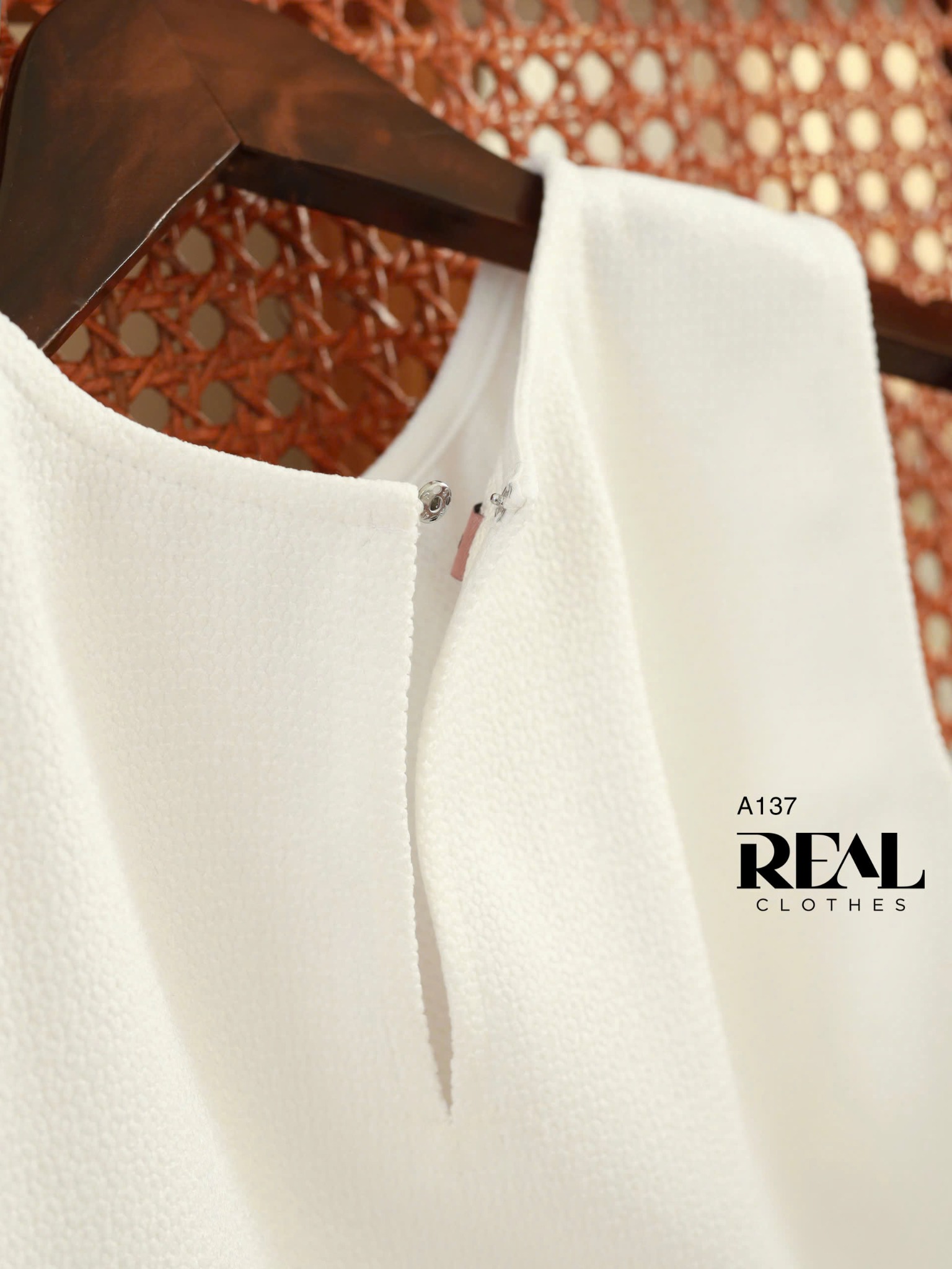 Áo cổ tròn mè trắng