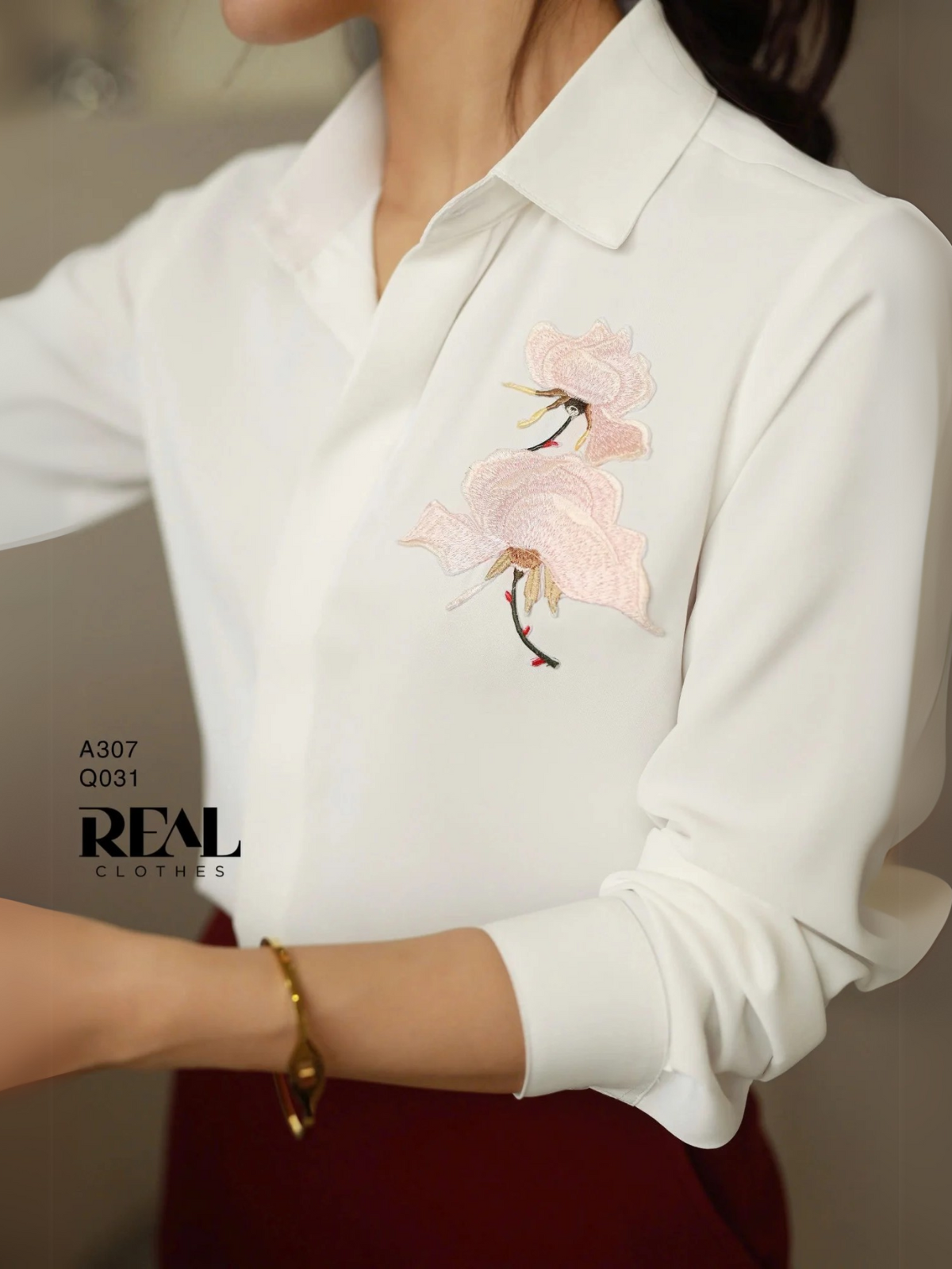 Sơ mi cổ mềm trắng đính hoa