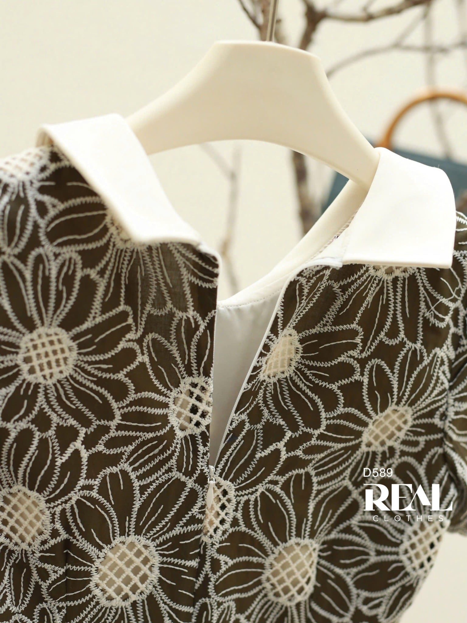 Đầm suông ren tay đủ cổ lá sen hoa rêu