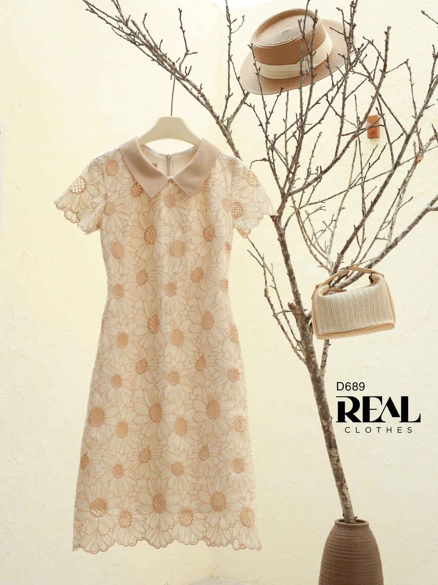 Đầm suông ren tay đủ cổ lá sen hoa kem