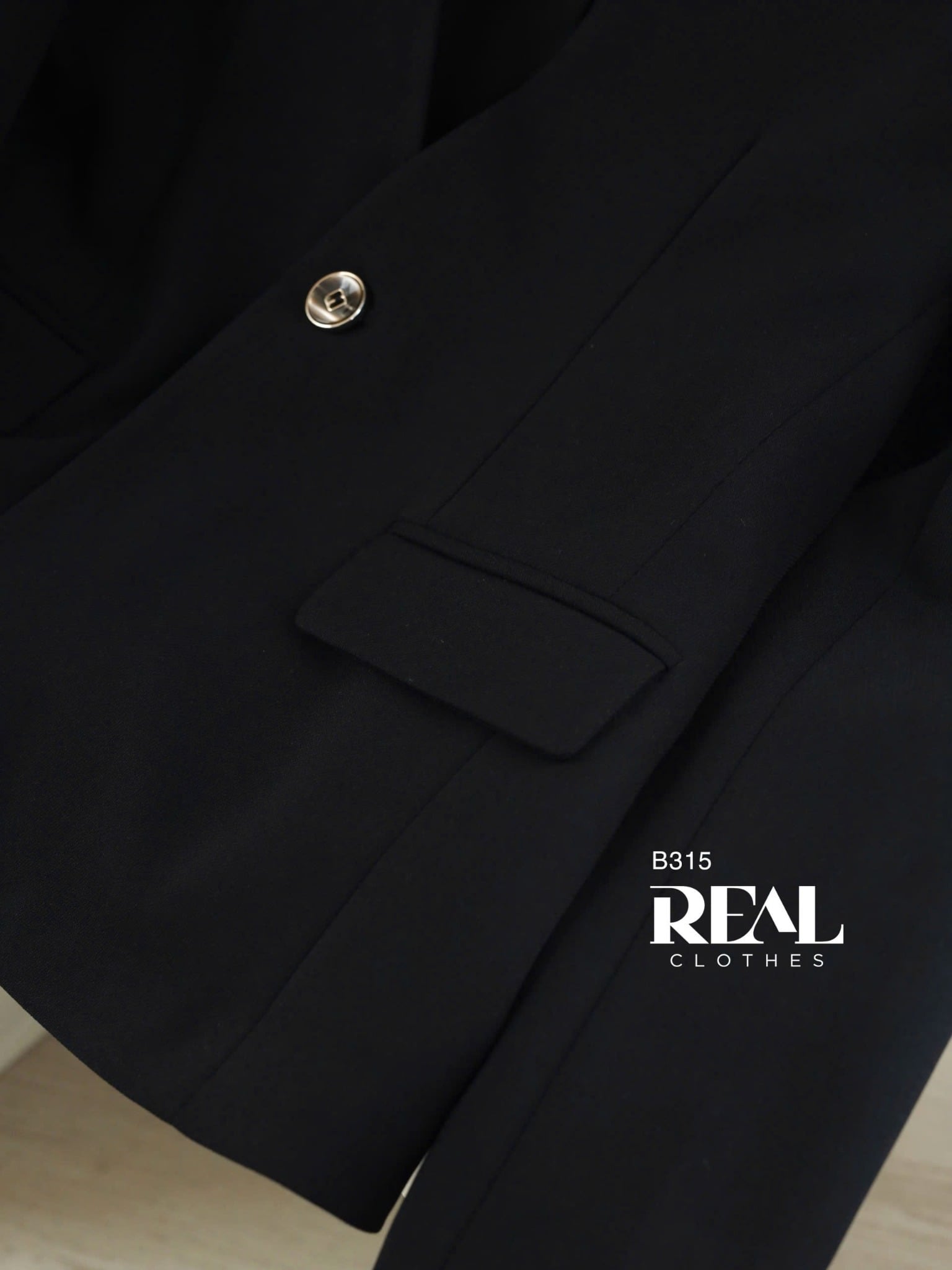 Blazer cổ tim đen SALE