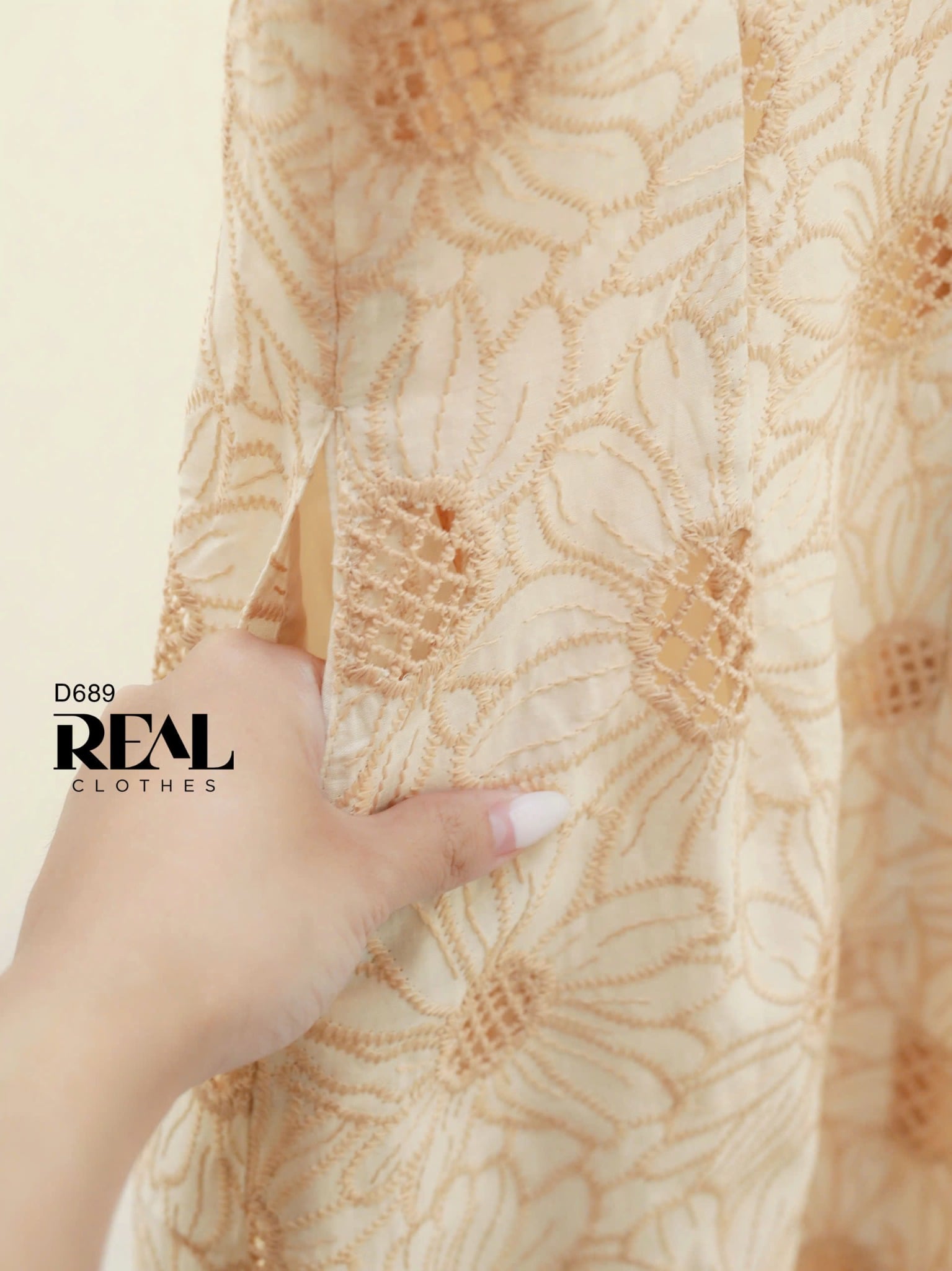 Đầm suông ren tay đủ cổ lá sen hoa kem