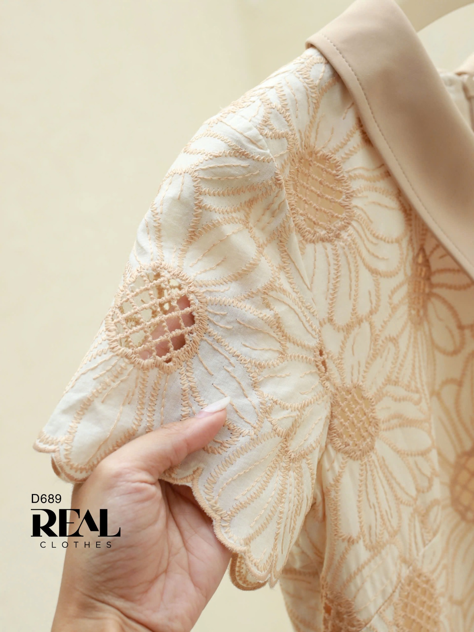 Đầm suông ren tay đủ cổ lá sen hoa kem