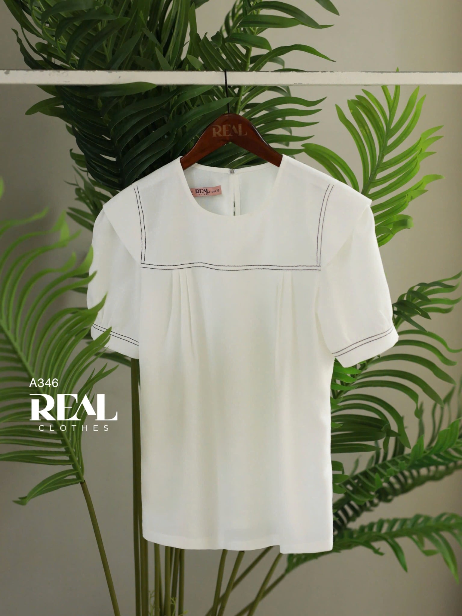 Áo cổ vuông trắng