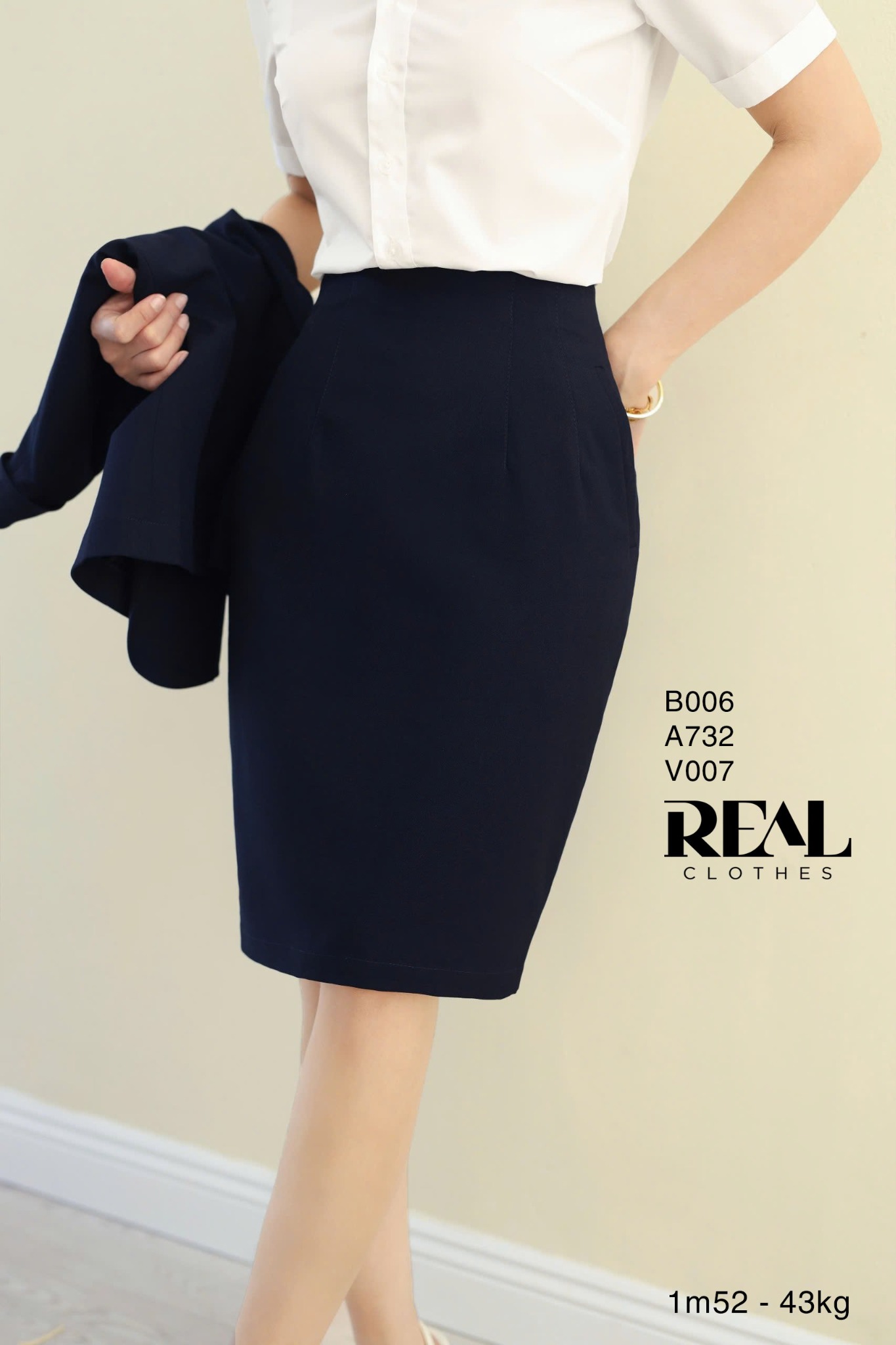 Sơ mi cổ V trắng SALE