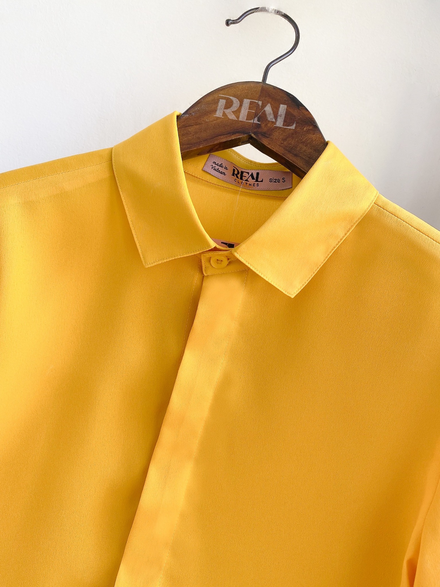 Sơ mi cổ mềm vàng nắng