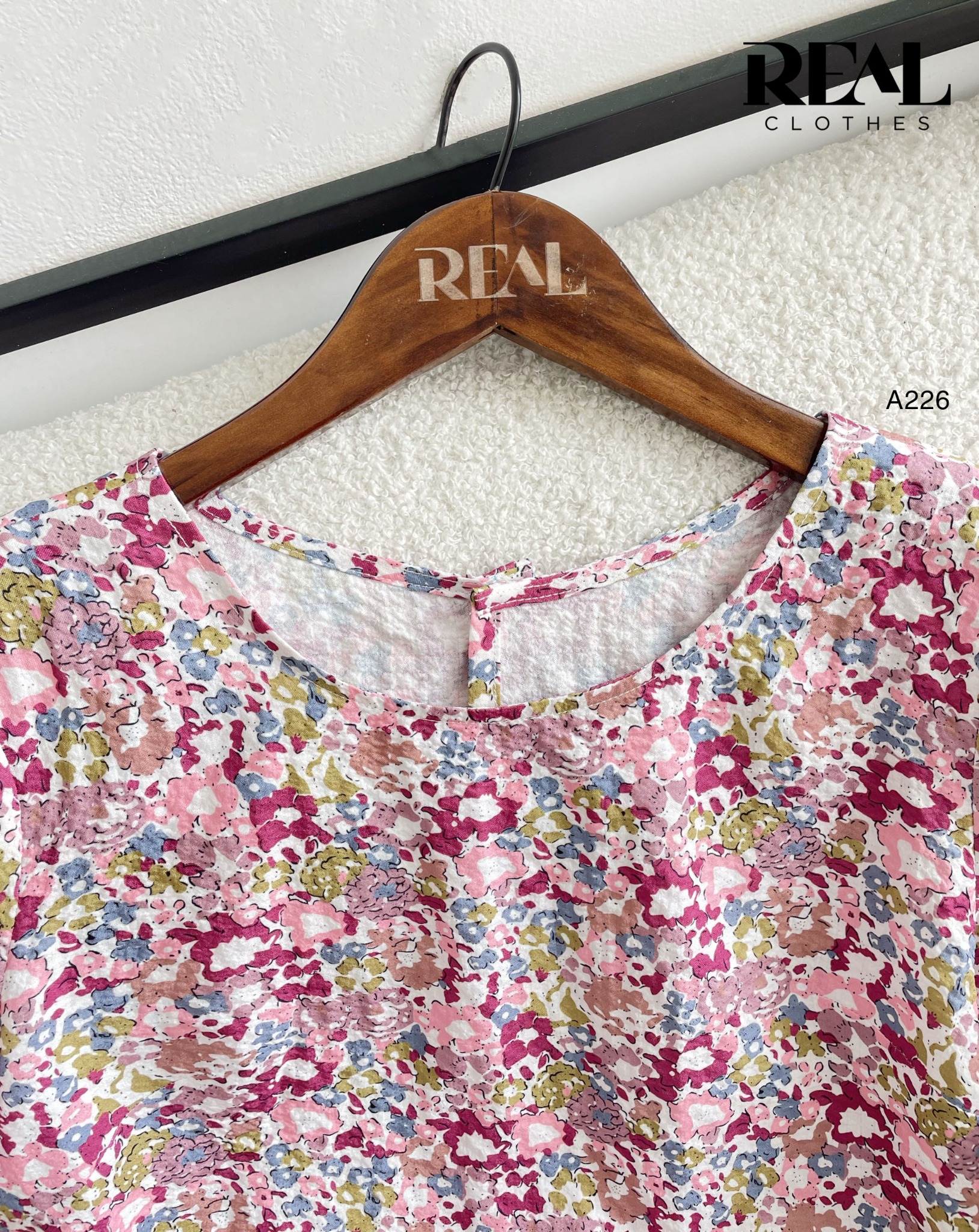 Áo croptop hoa hồng SALE - size XS