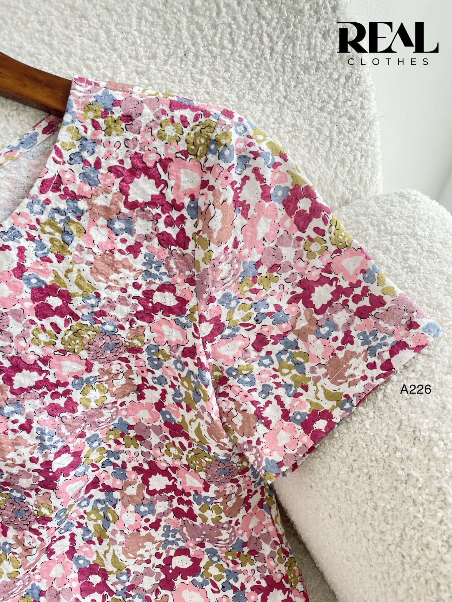 Áo croptop hoa hồng SALE - size XS