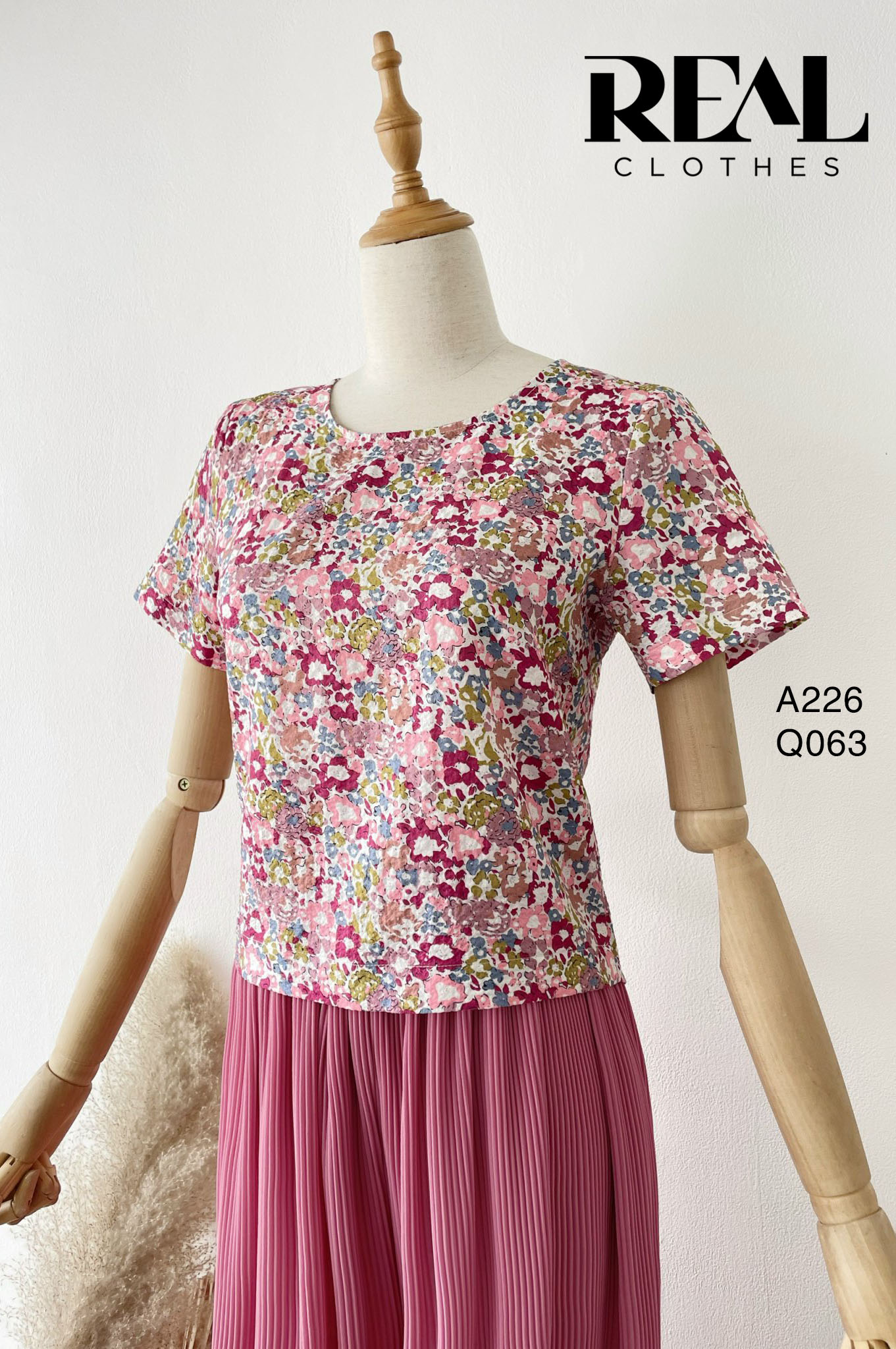 Áo croptop hoa hồng SALE - size XS