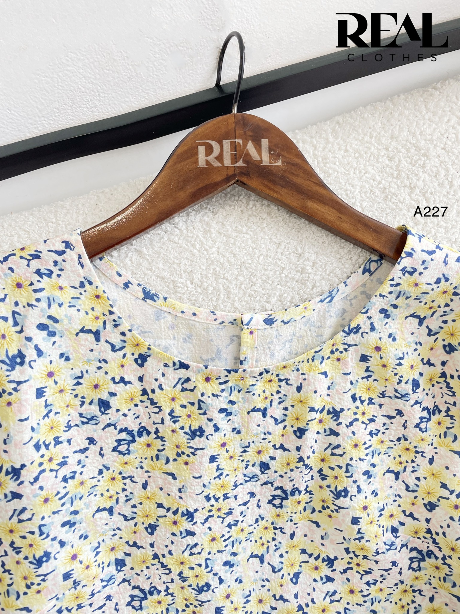 Áo croptop hoa vàng SALE