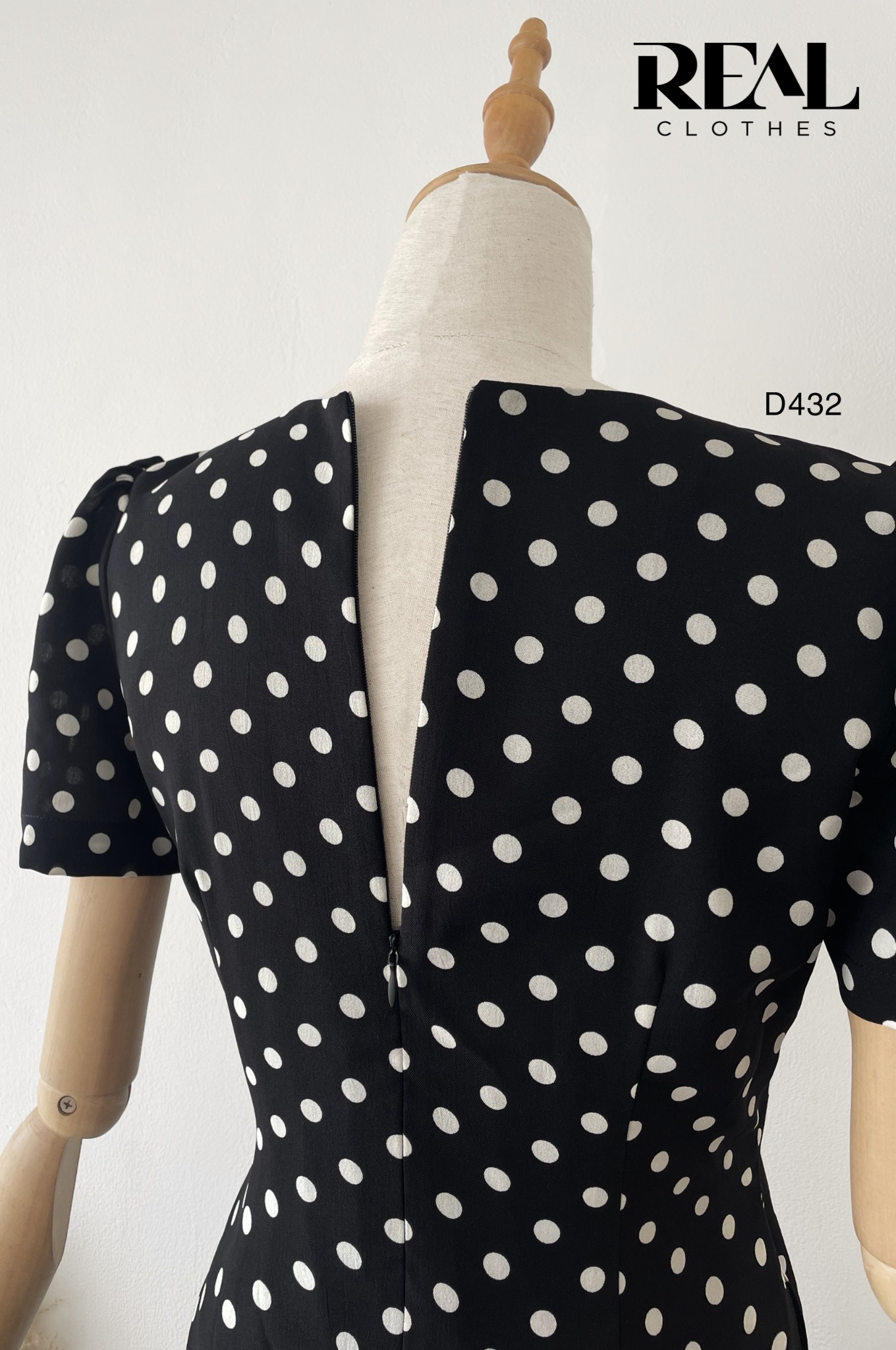 Đầm chéo chấm bi đen SALE