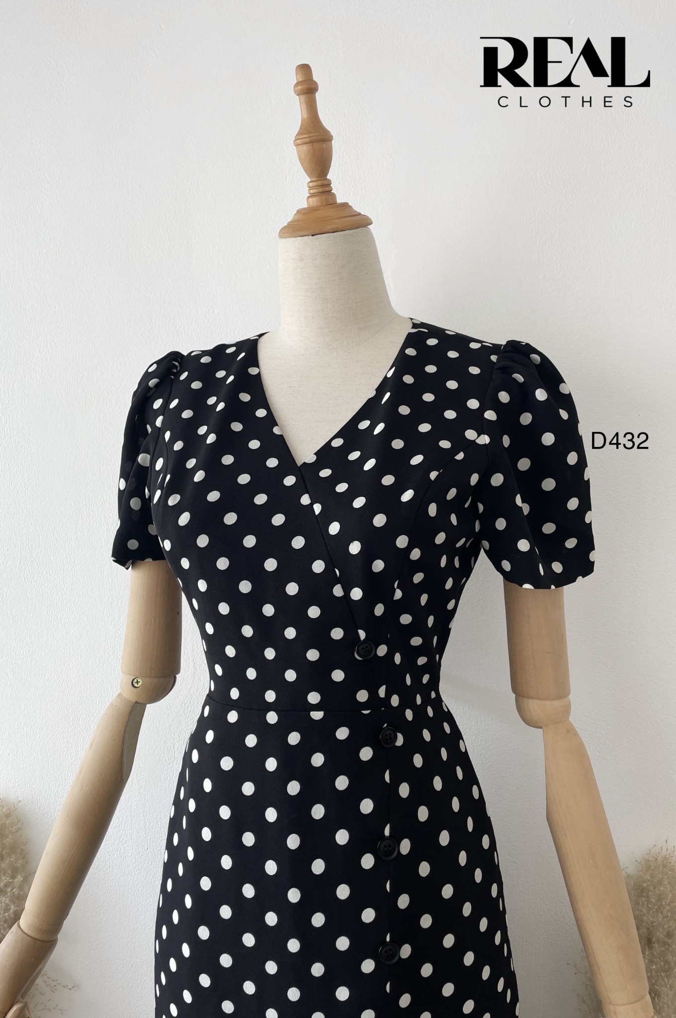 Đầm chéo chấm bi đen SALE