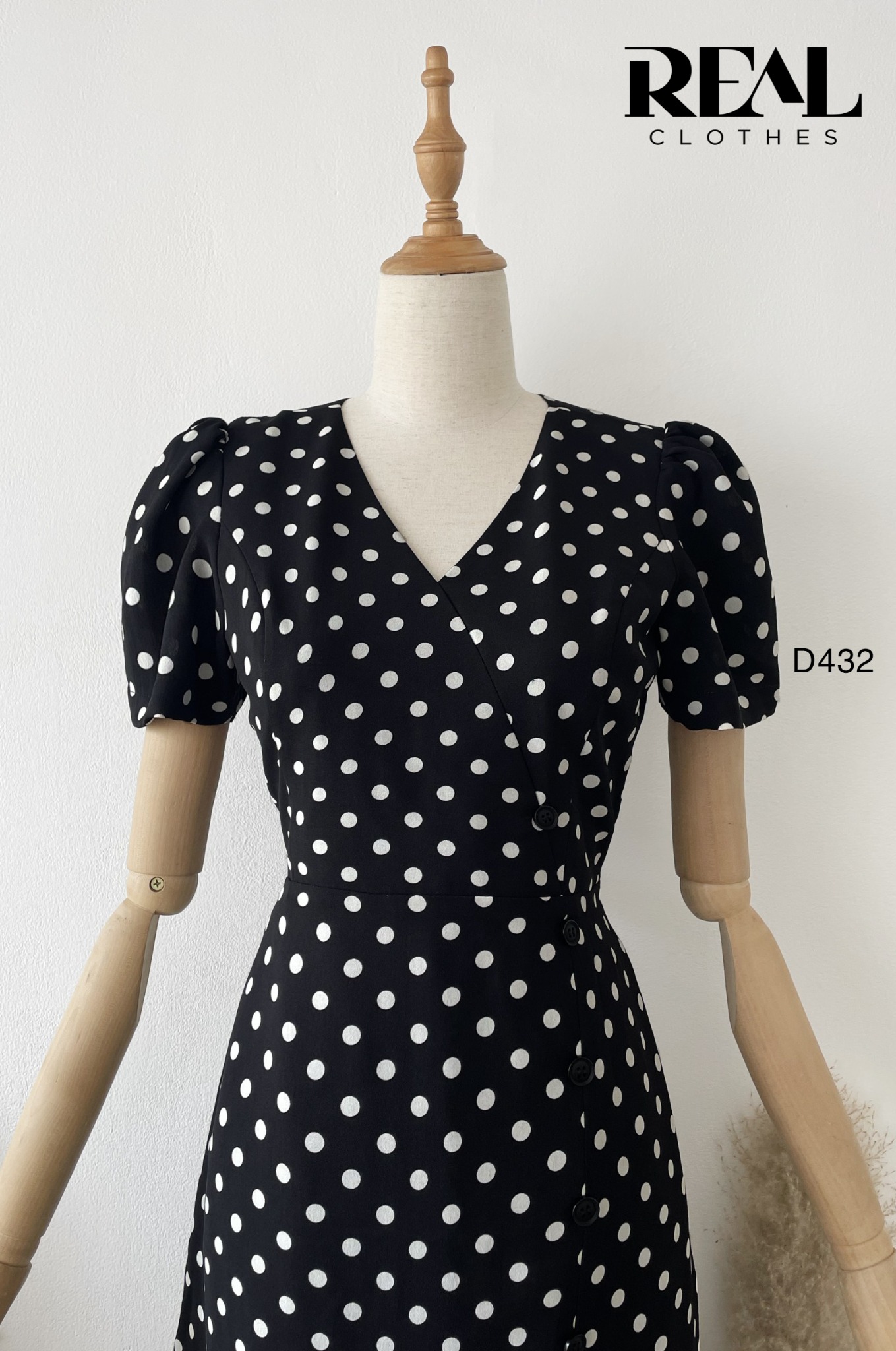 Đầm chéo chấm bi đen SALE