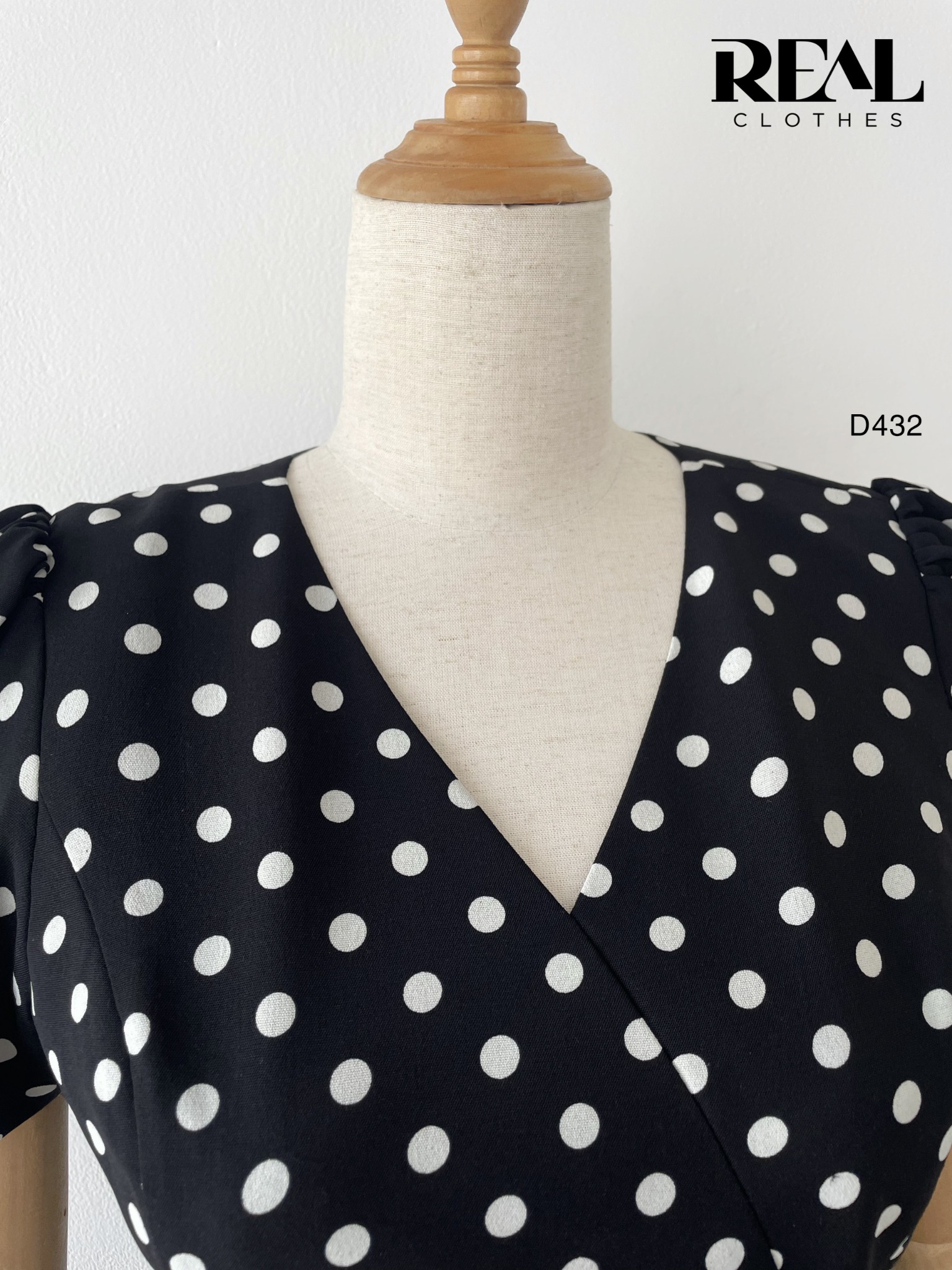 Đầm chéo chấm bi đen SALE