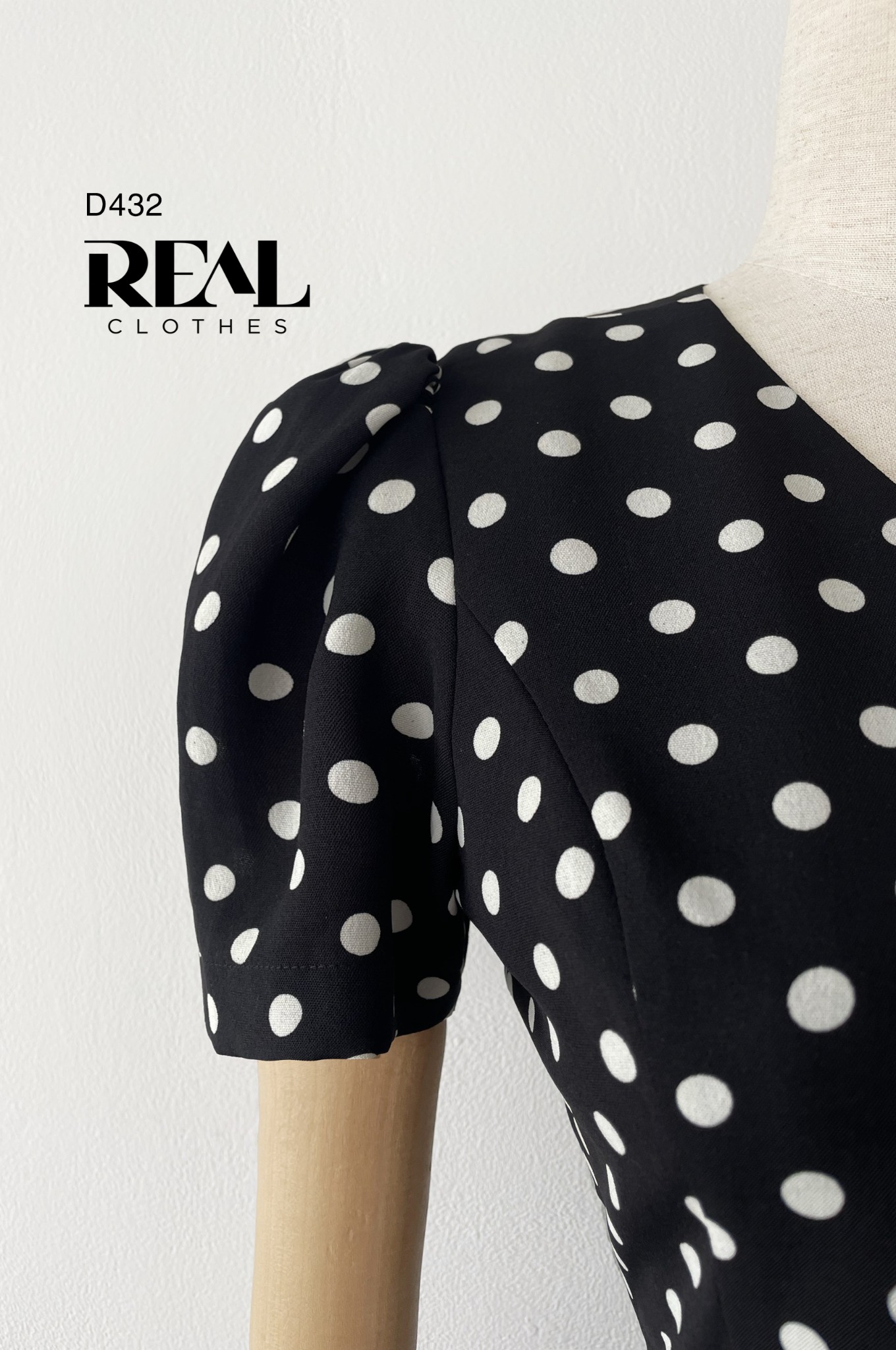 Đầm chéo chấm bi đen SALE