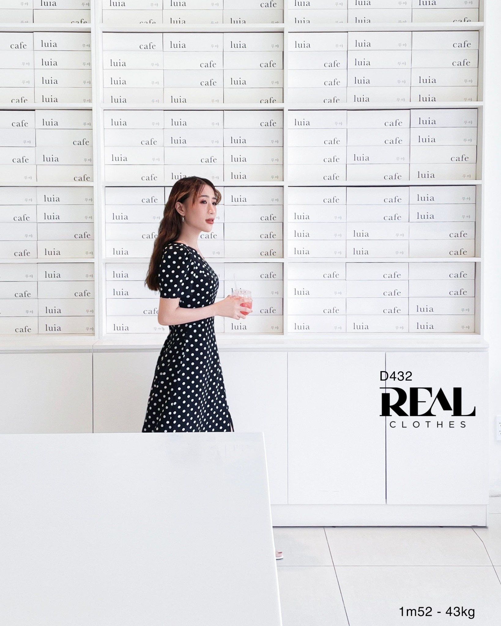 Đầm chéo chấm bi đen SALE