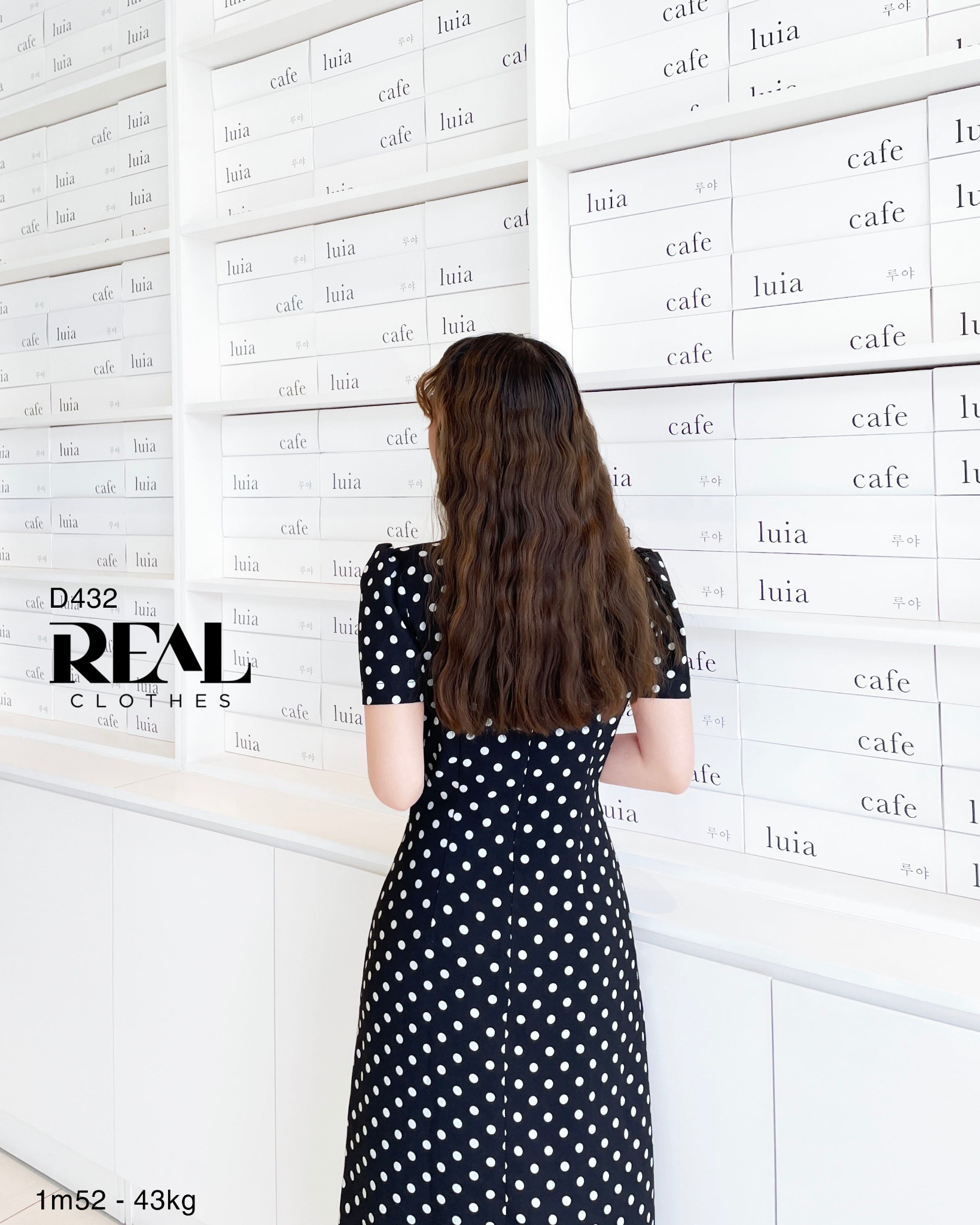 Đầm chéo chấm bi đen SALE