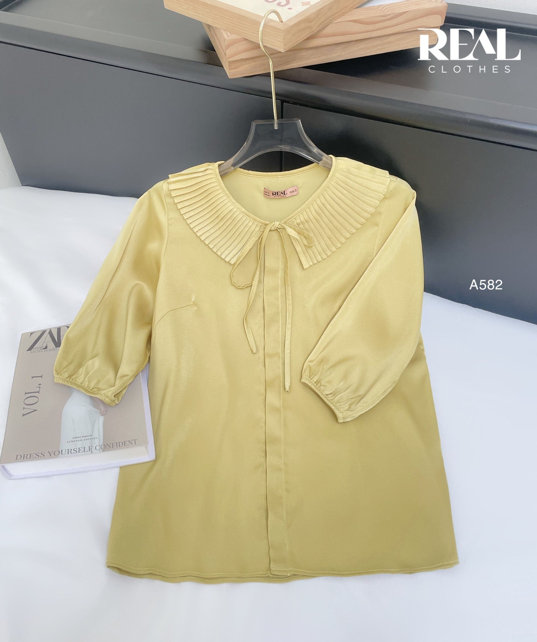 Áo cổ xếp vàng FINAL SALE - size XS