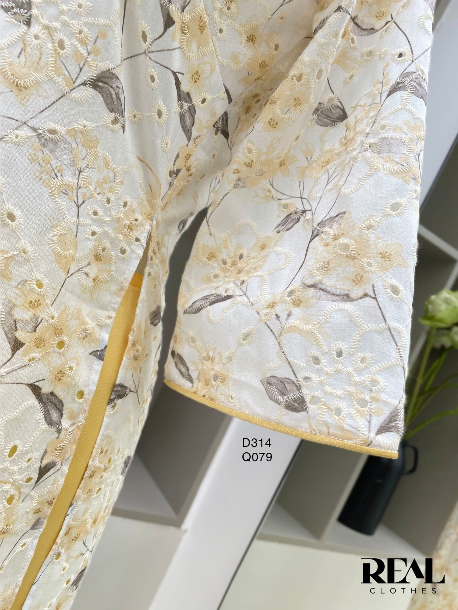 Áo dài cách tân thanh mai vàng