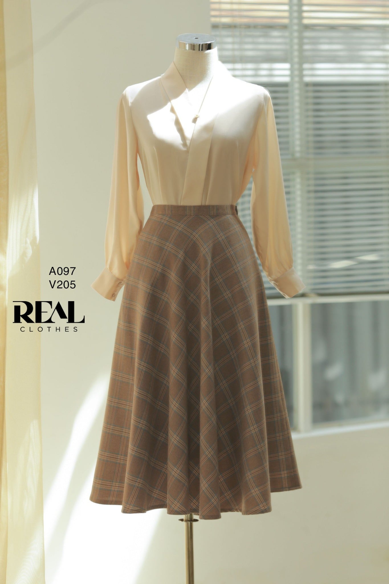 Áo Sarah lụa kem SALE