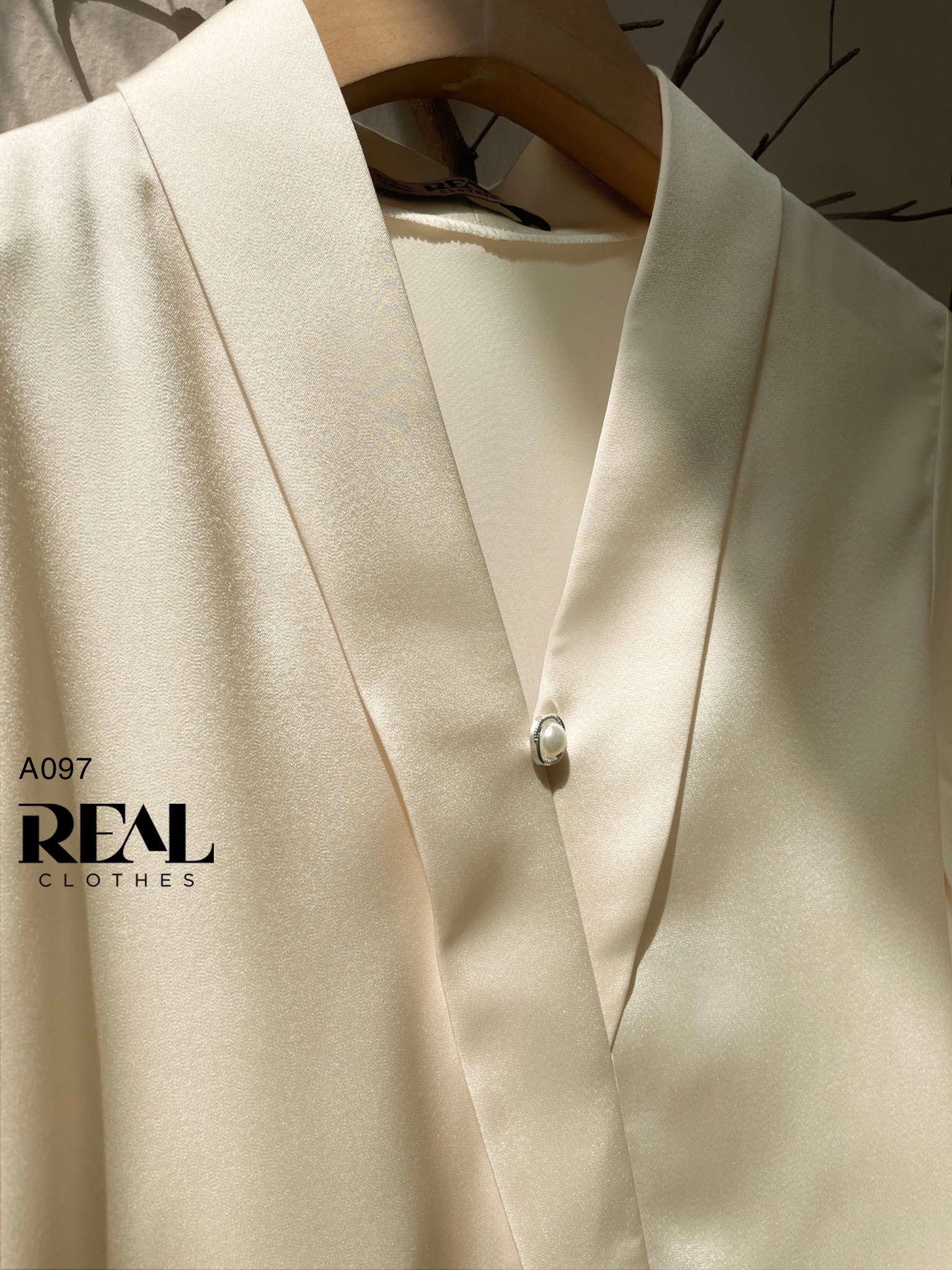 Áo Sarah lụa kem SALE