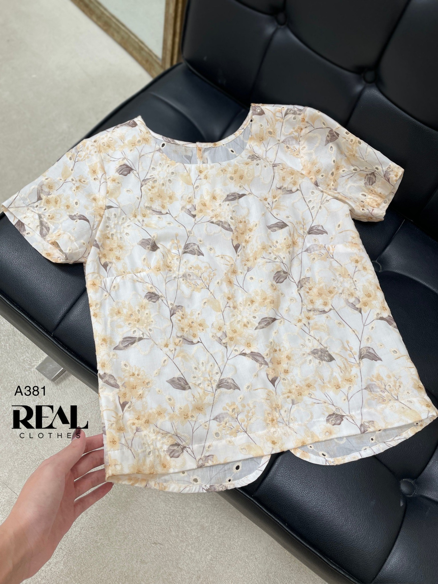 Croptop nút thanh mai vàng SALE - size XS