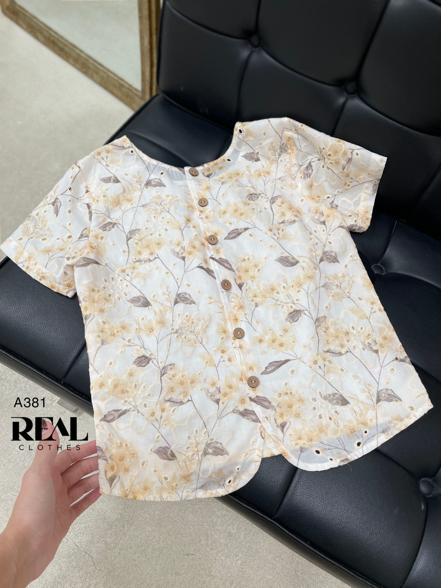 Croptop nút thanh mai vàng SALE - size XS