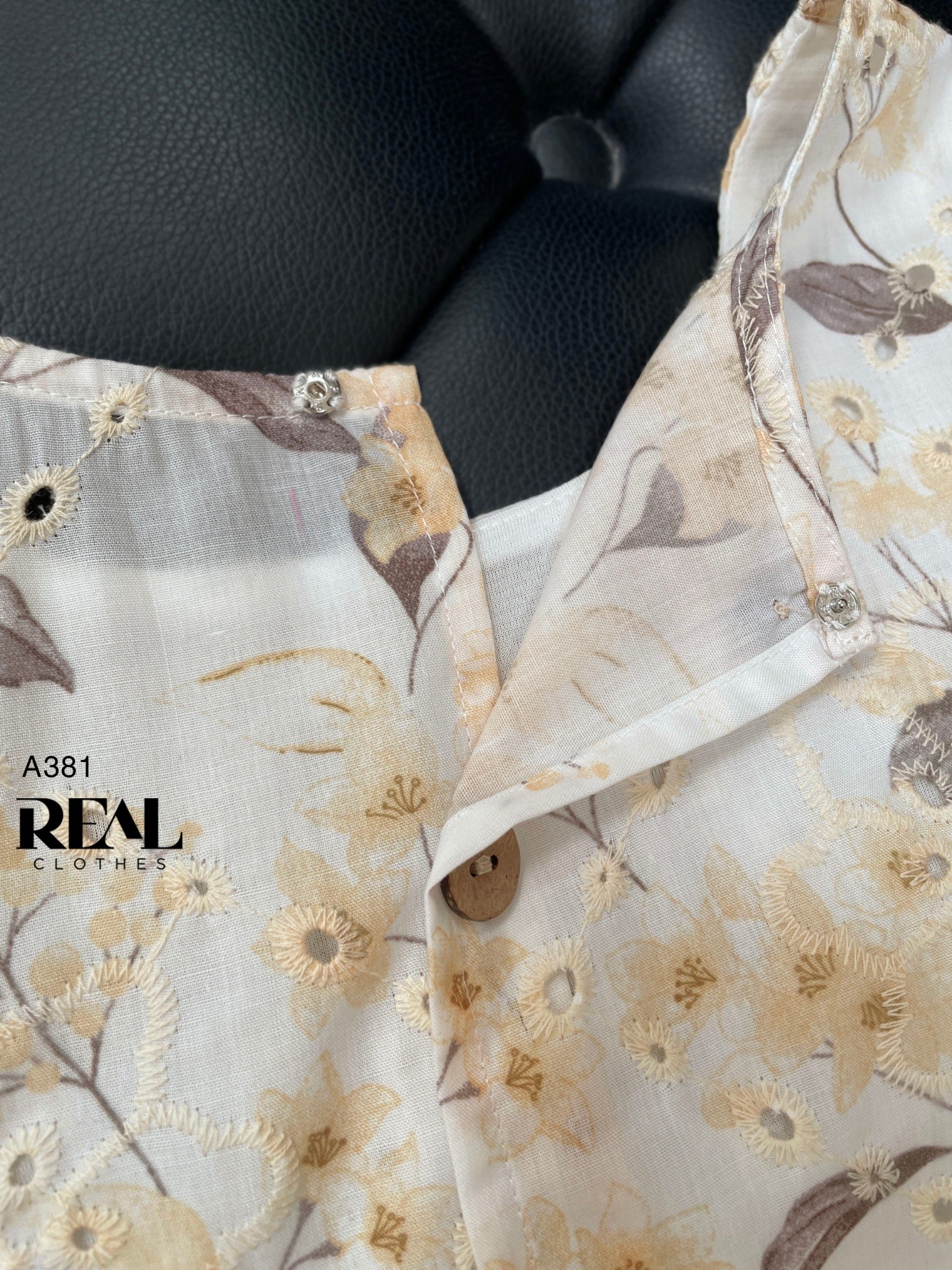 Croptop nút thanh mai vàng SALE - size XS