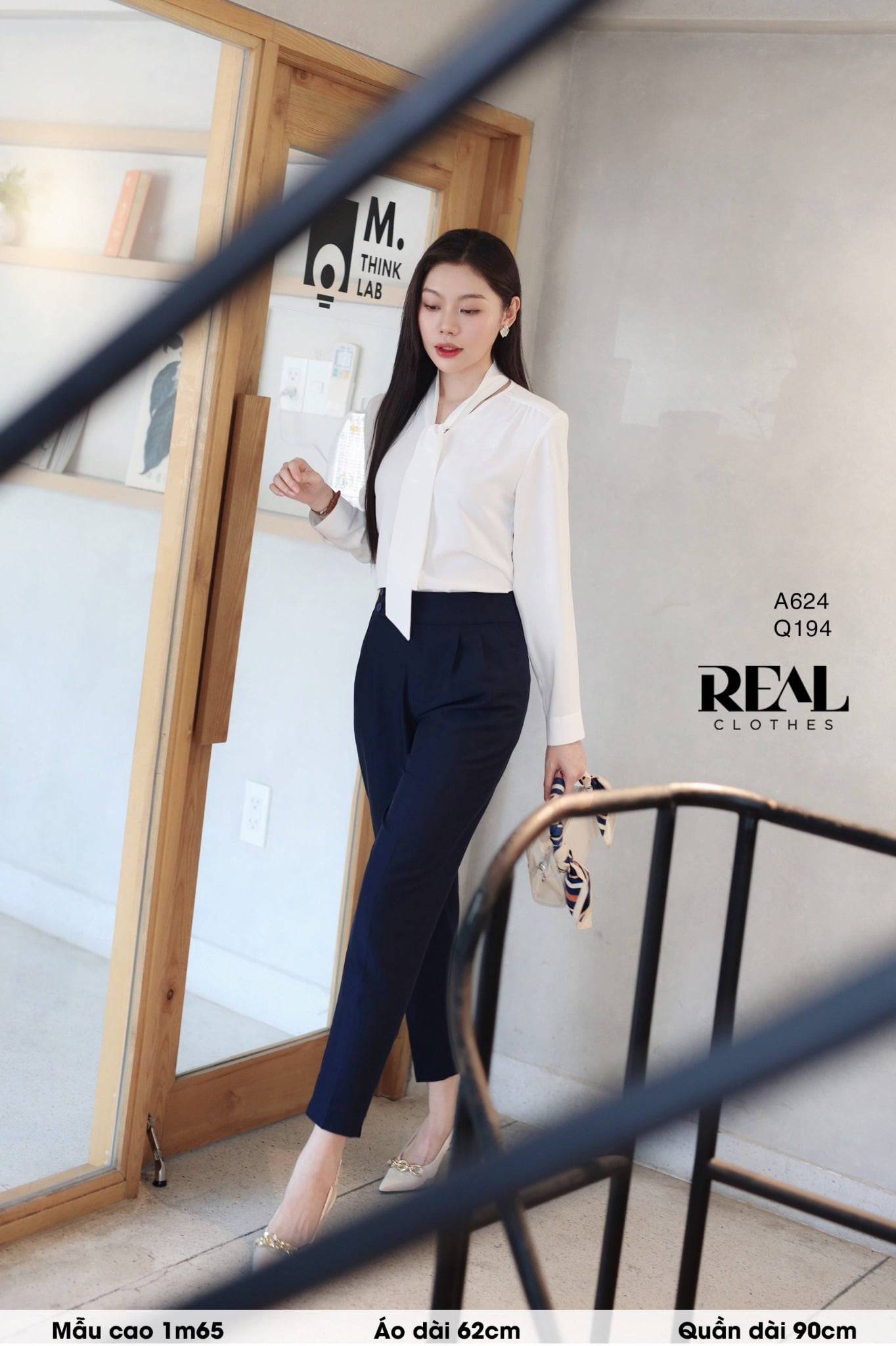 Áo cà vạt trắng