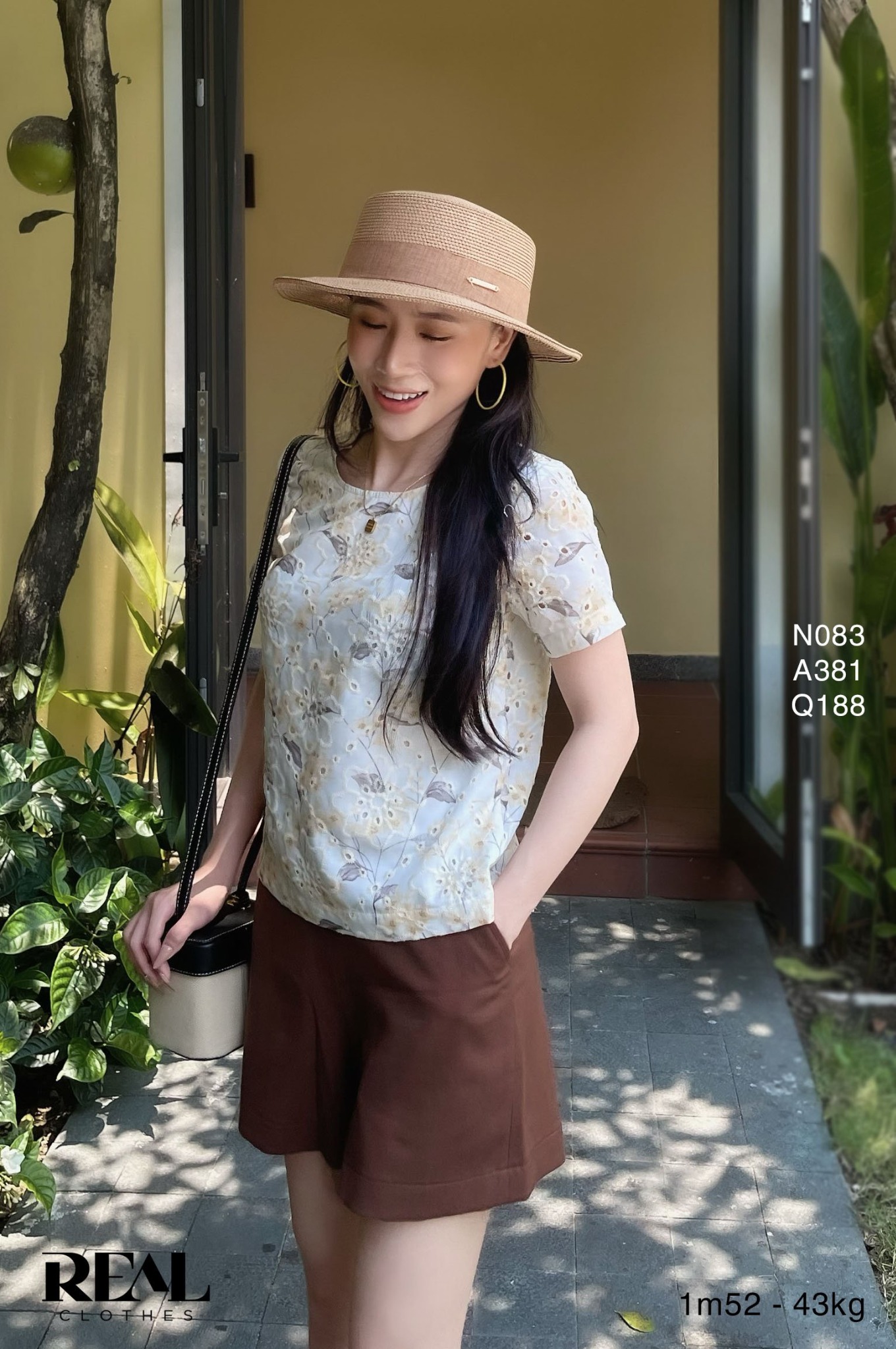 Croptop nút thanh mai vàng SALE - size XS