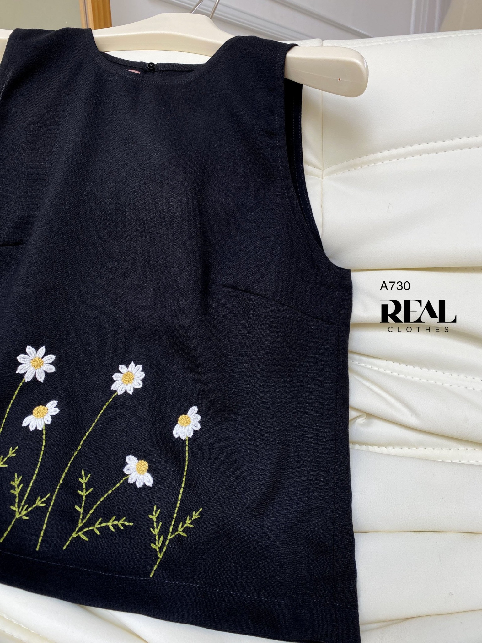 Áo linen đen thêu tay