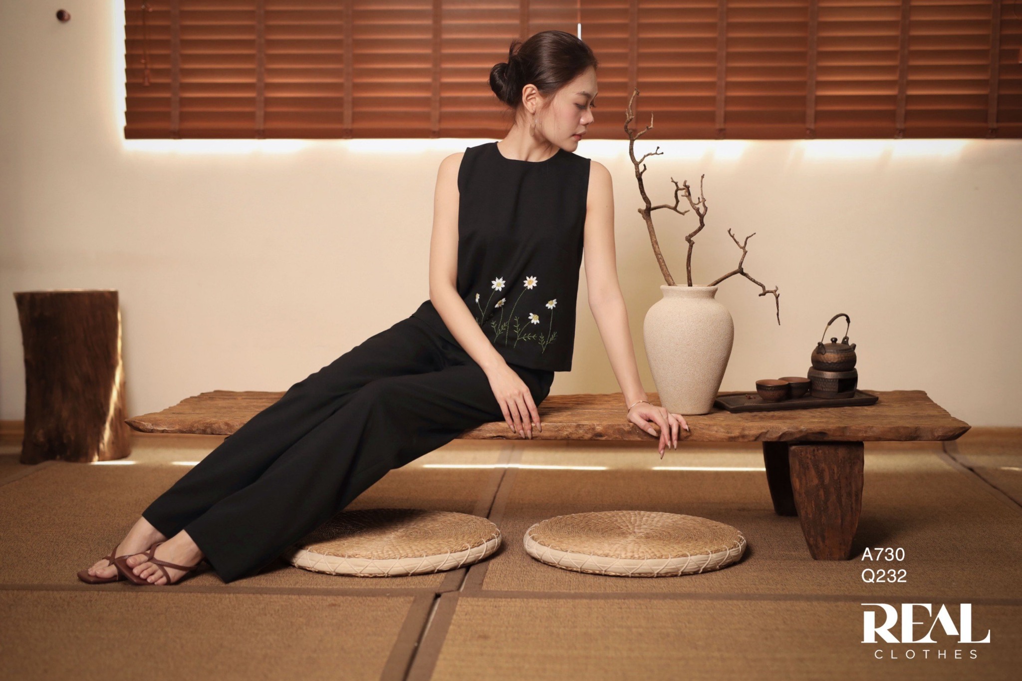 Áo linen đen thêu tay