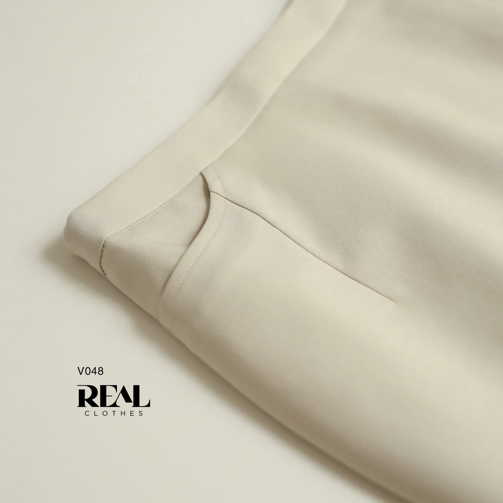 Bút chì túi xẻ hở kem SALE