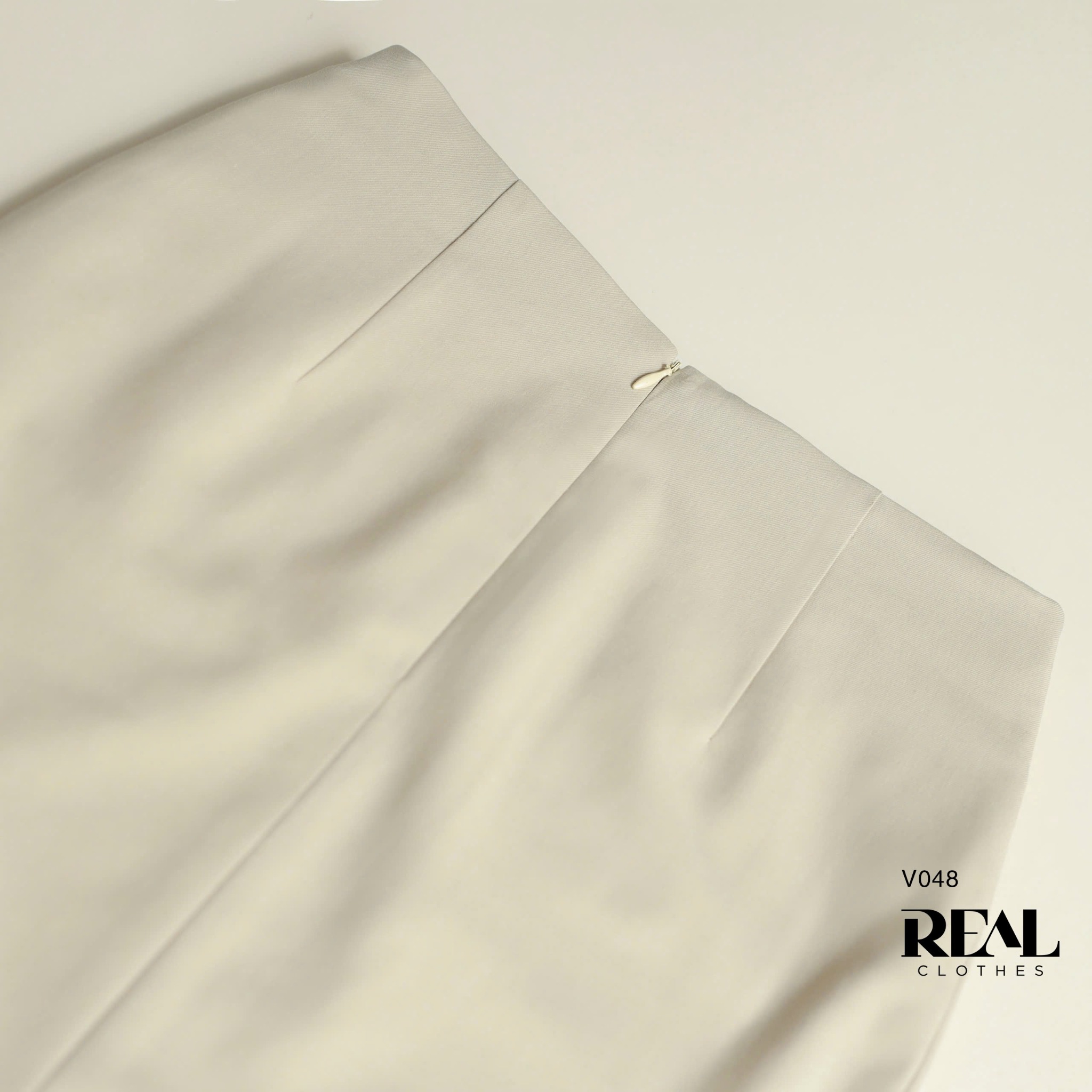 Bút chì túi xẻ hở kem SALE