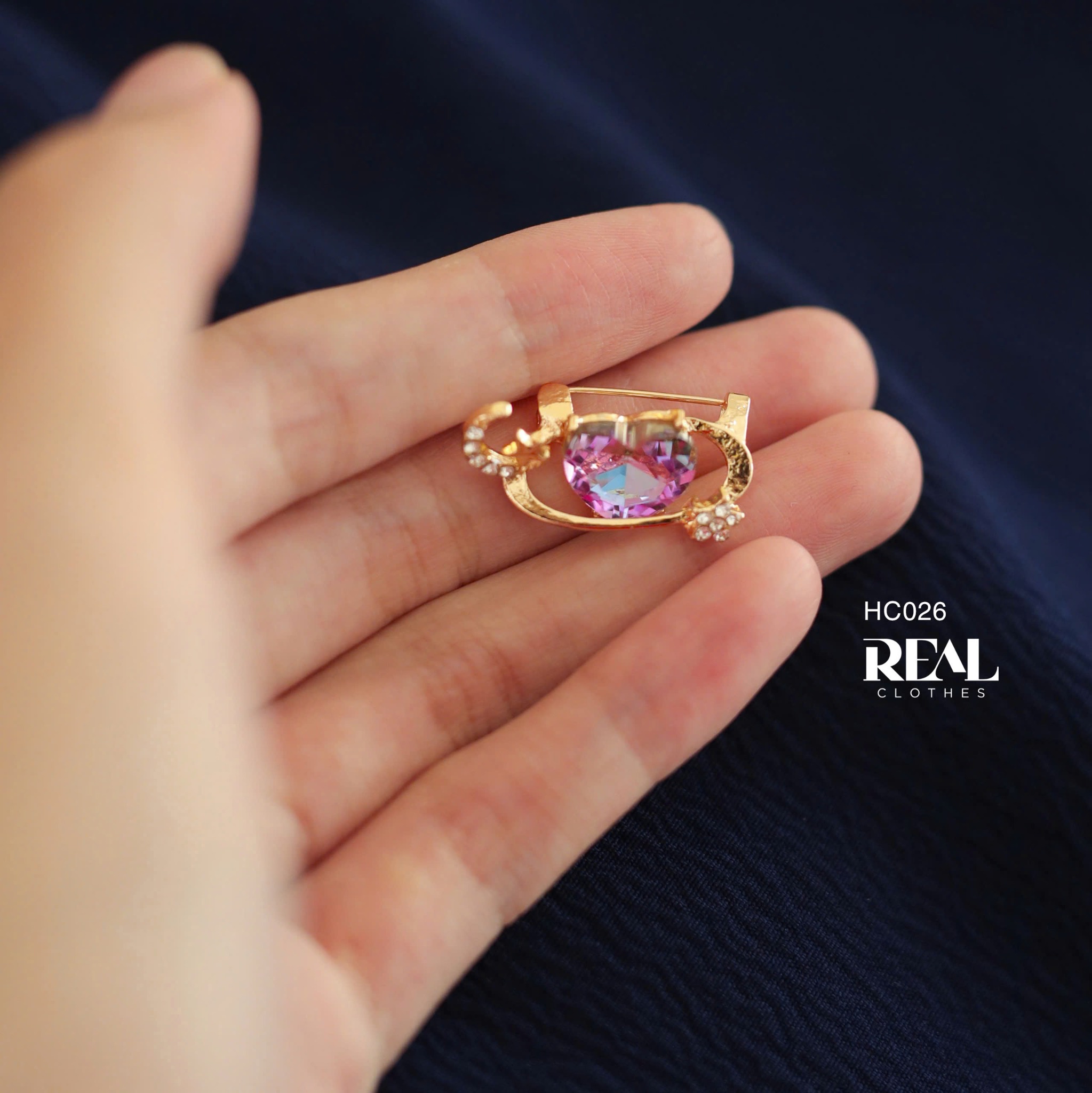 Cài áo trái tim tím