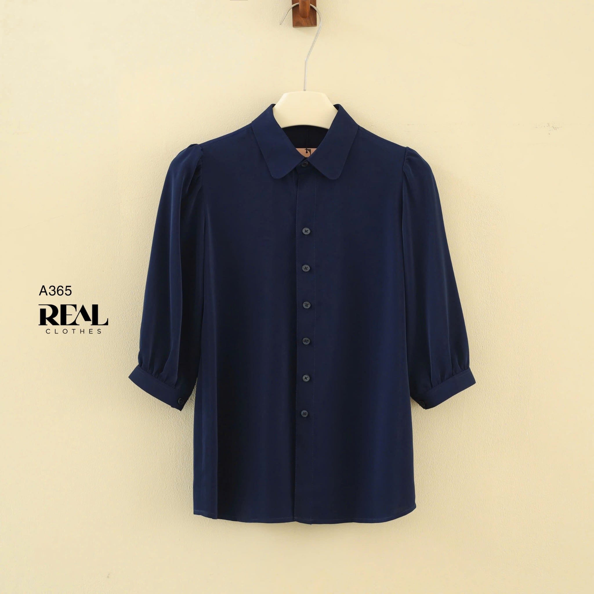 Sơ mi cổ nhọn xanh đen