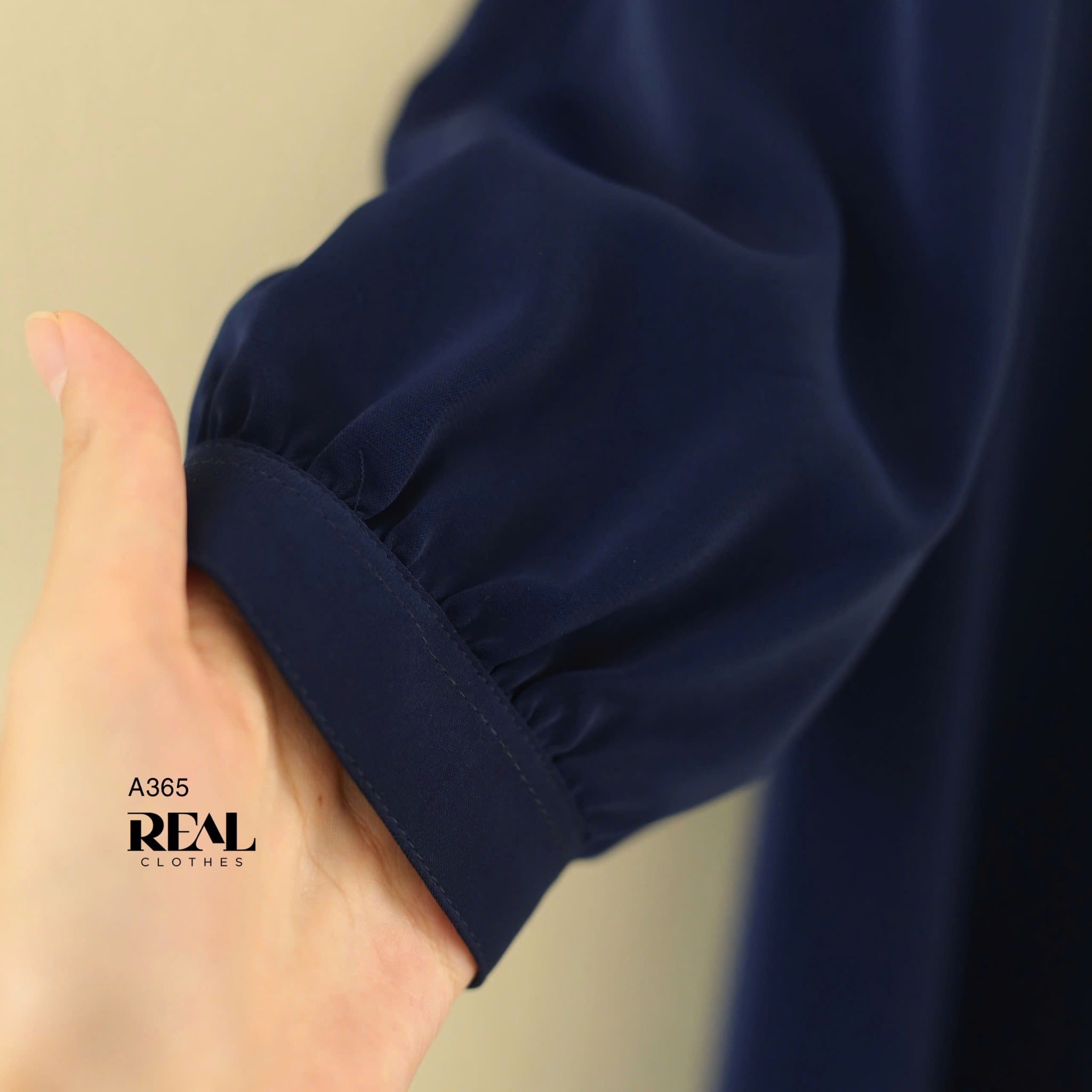 Sơ mi cổ nhọn xanh đen