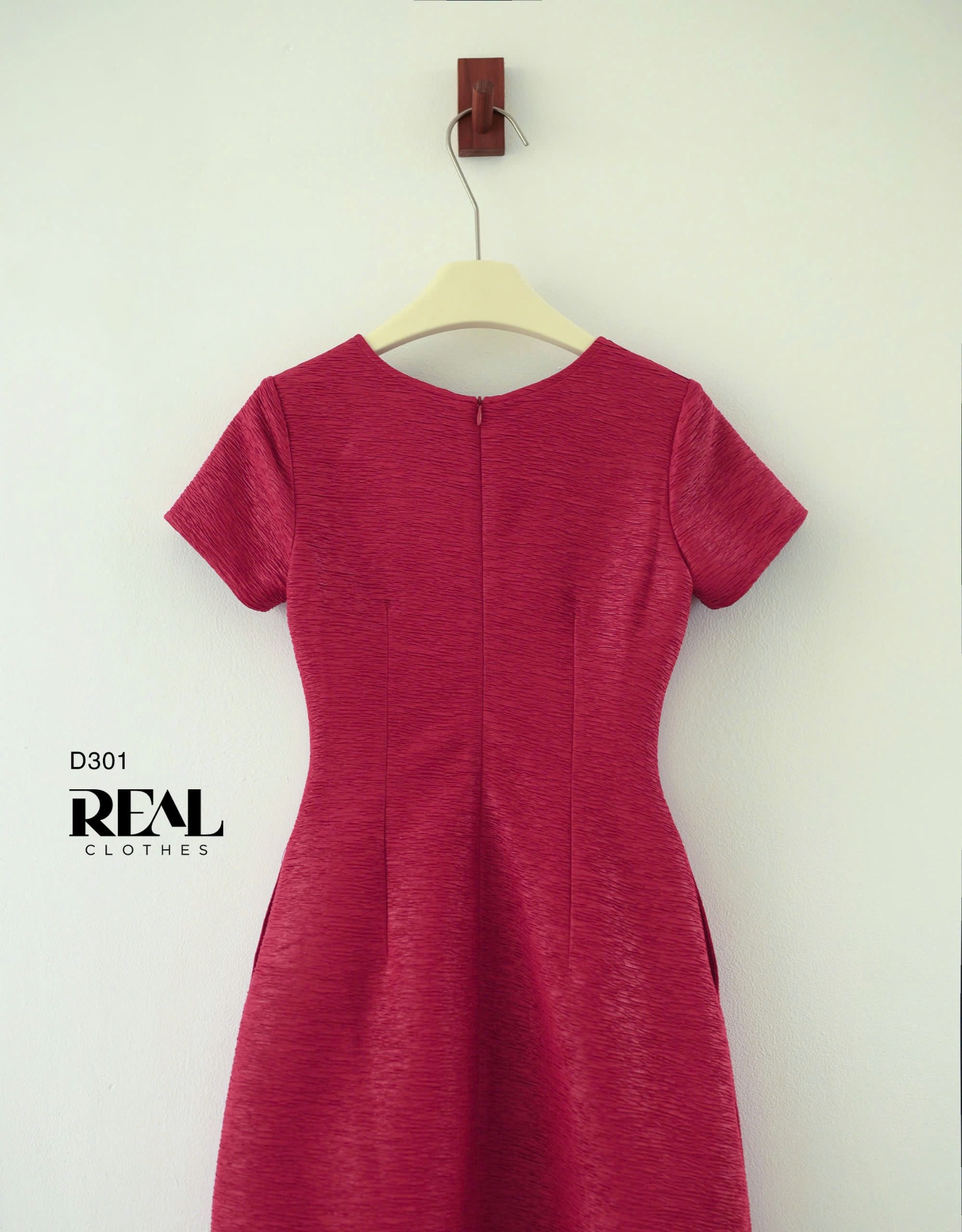 Đầm Moon đỏ tay đủ