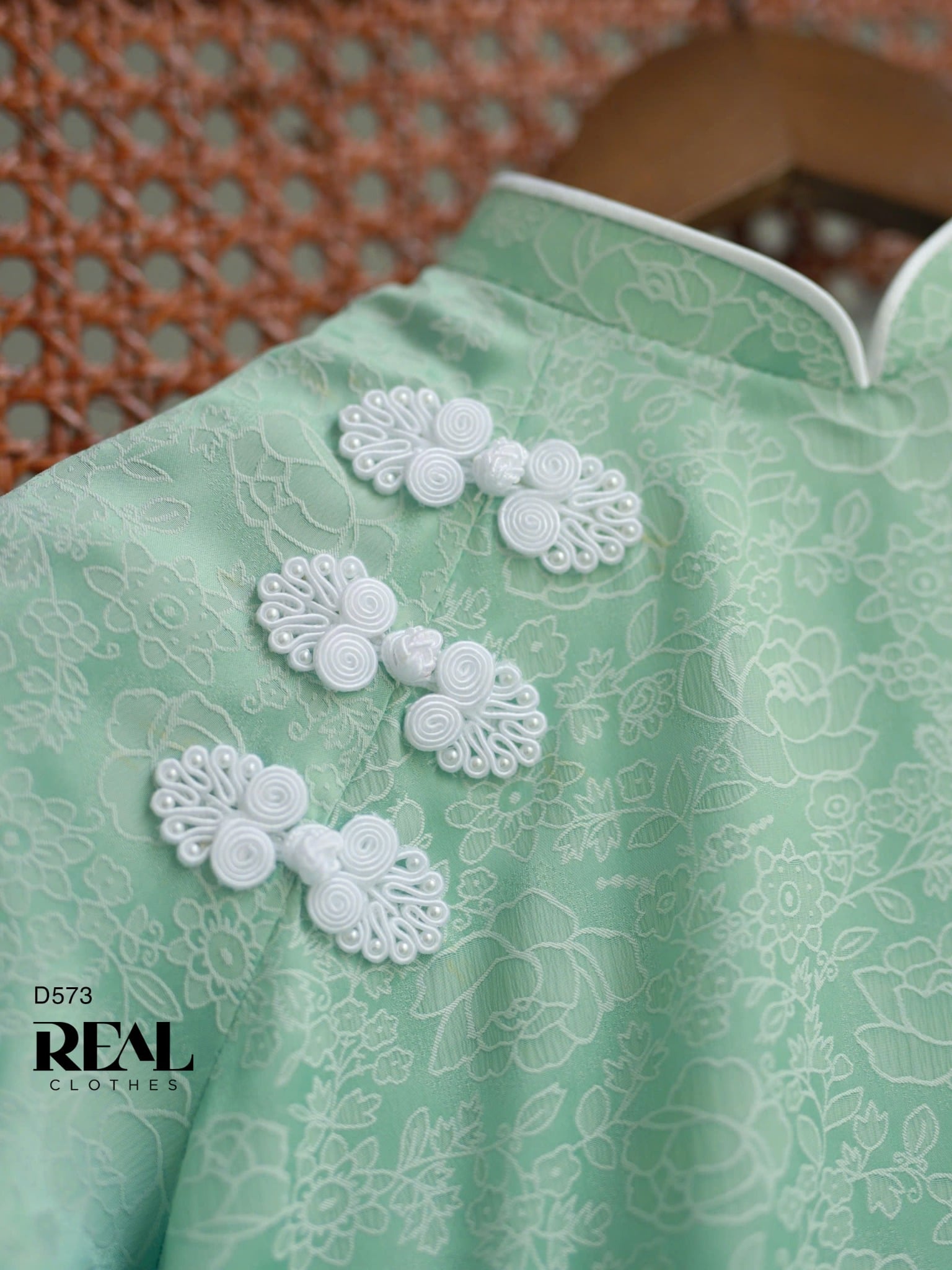 Áo dài cách tân nút hoa xanh mint