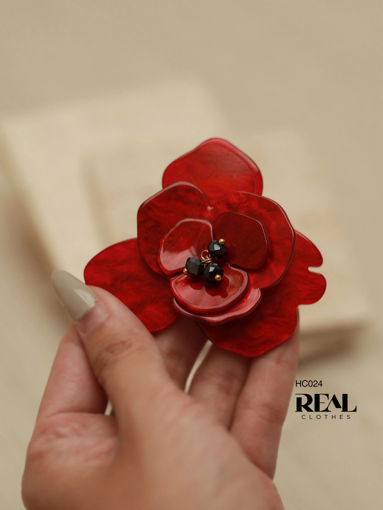 Cài áo hoa lan đỏ