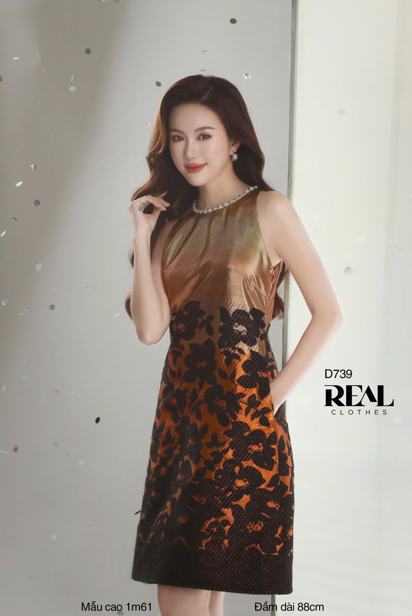 Đầm hoa đen ánh vàng