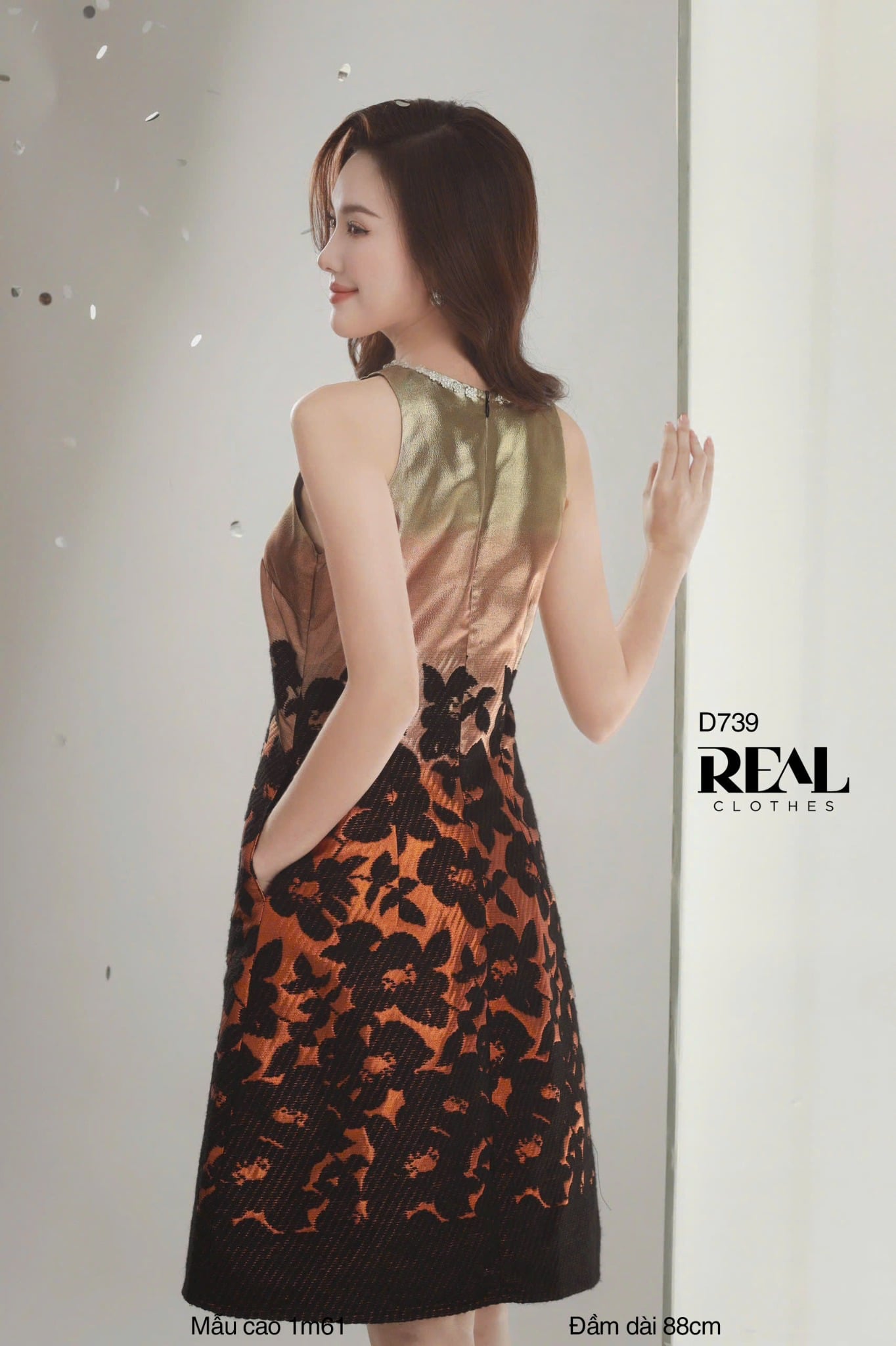 Đầm hoa đen ánh vàng