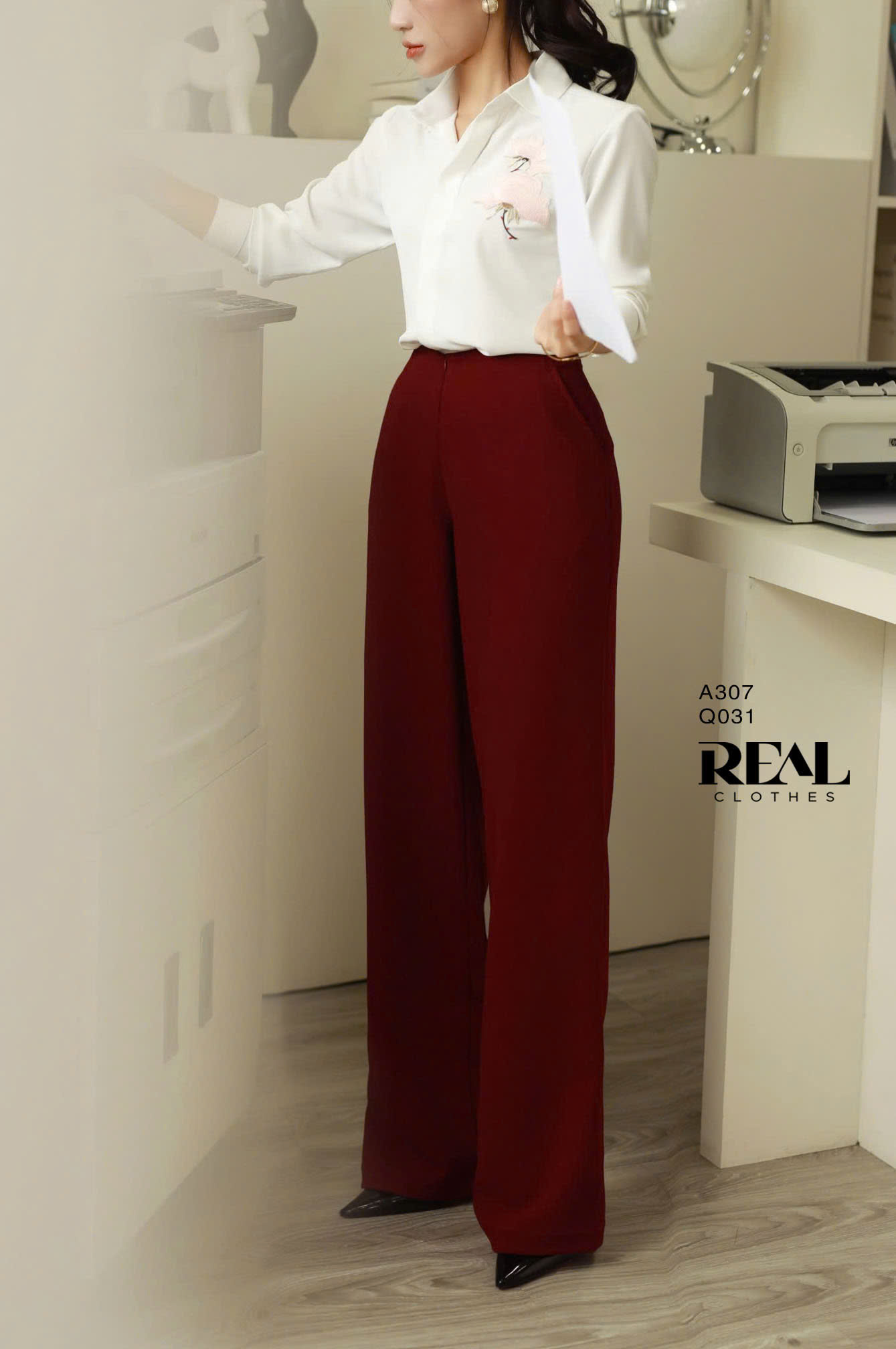 Sơ mi cổ mềm trắng đính hoa