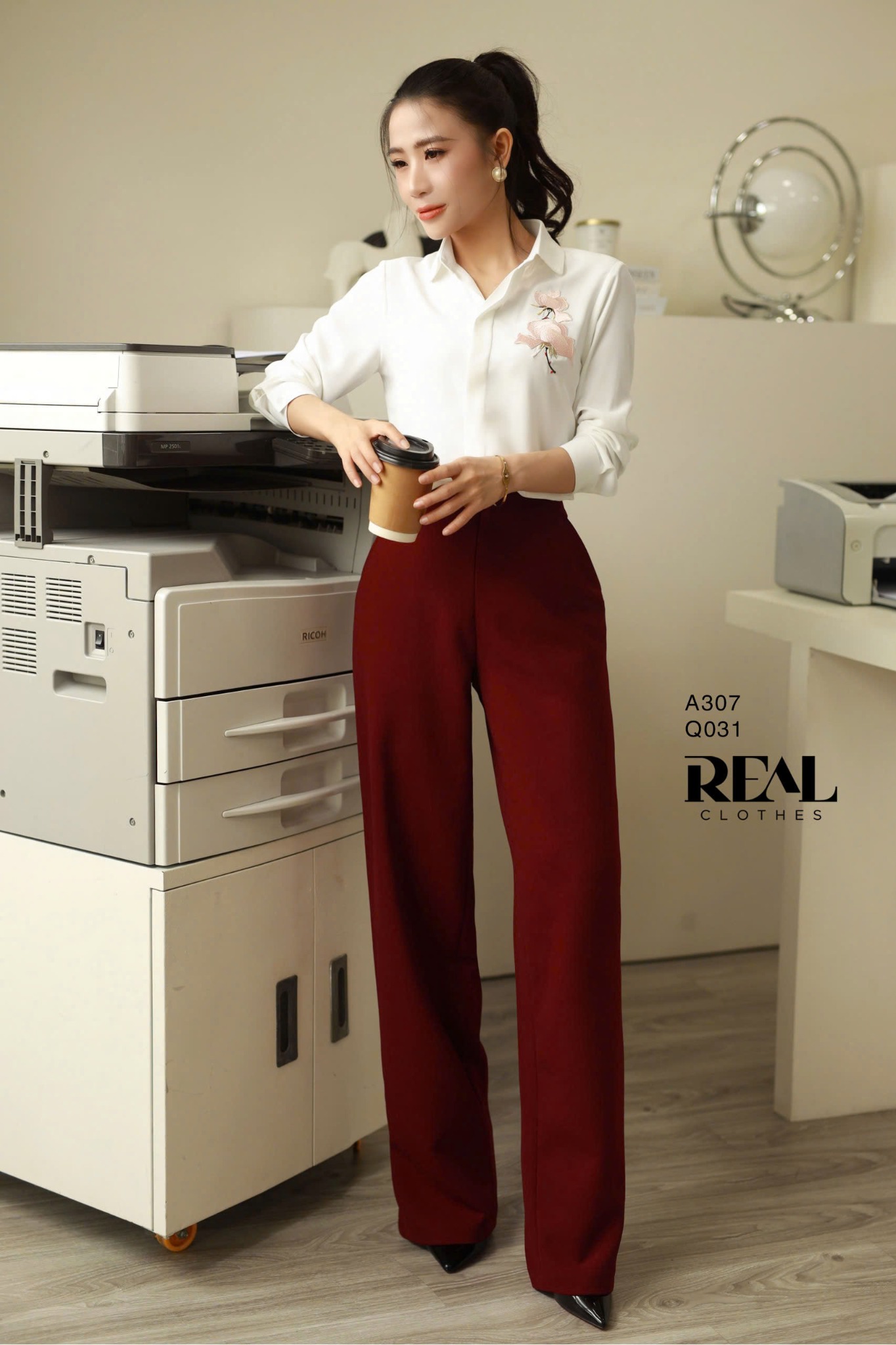 Sơ mi cổ mềm trắng đính hoa