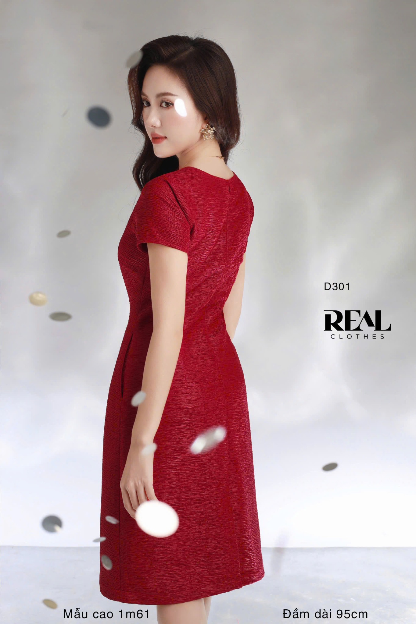 Đầm Moon đỏ tay đủ