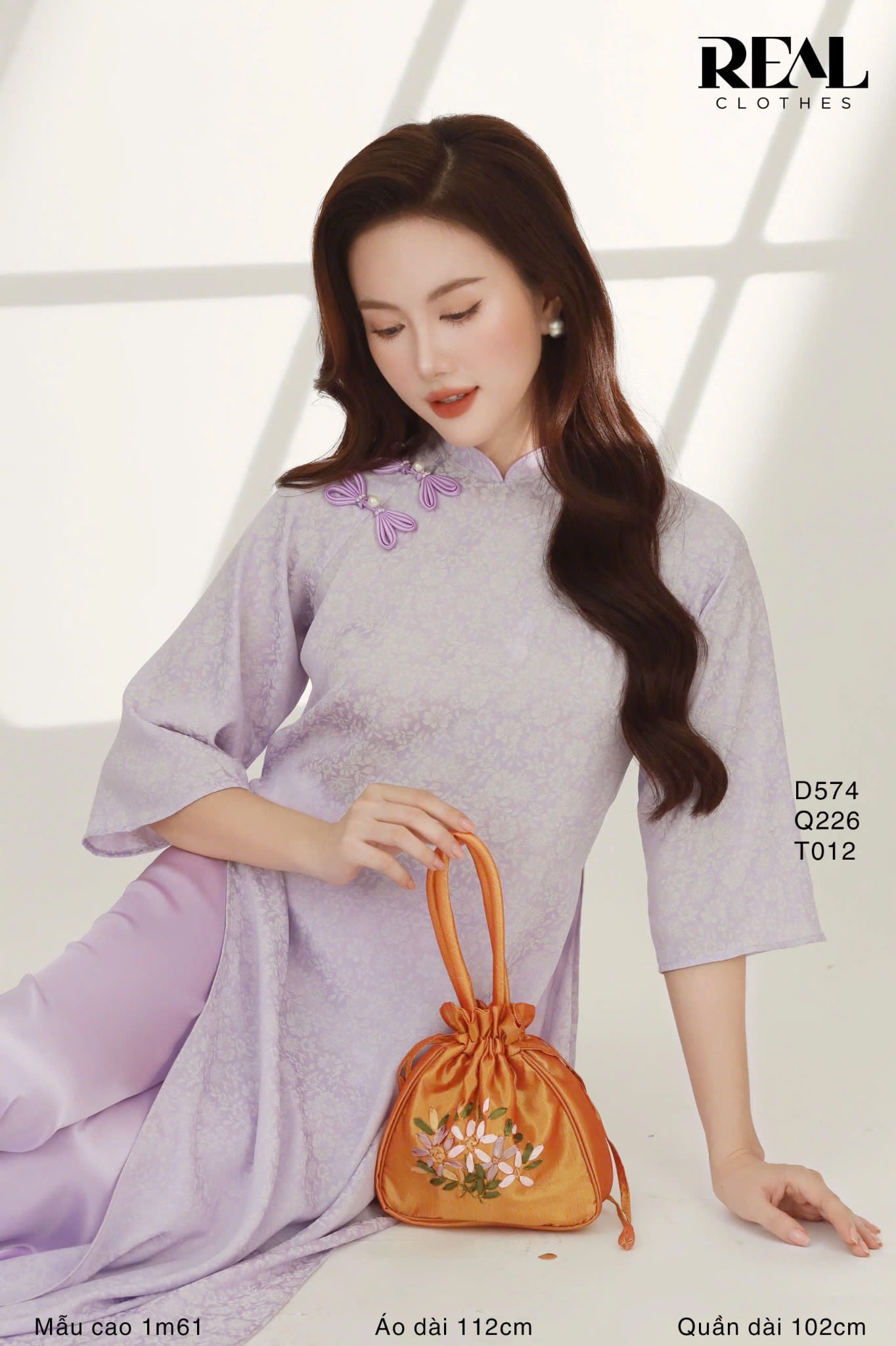 Áo dài cách tân nút hoa tím