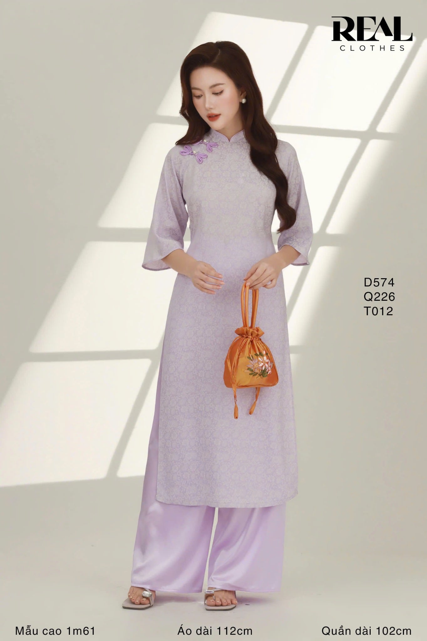 Áo dài cách tân nút hoa tím